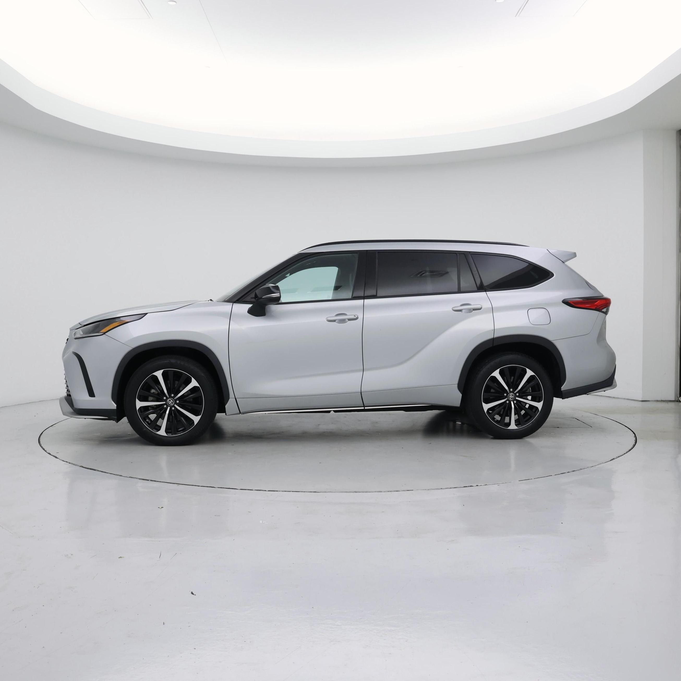 Thumbnail: 2021 Toyota Highlander - 3
