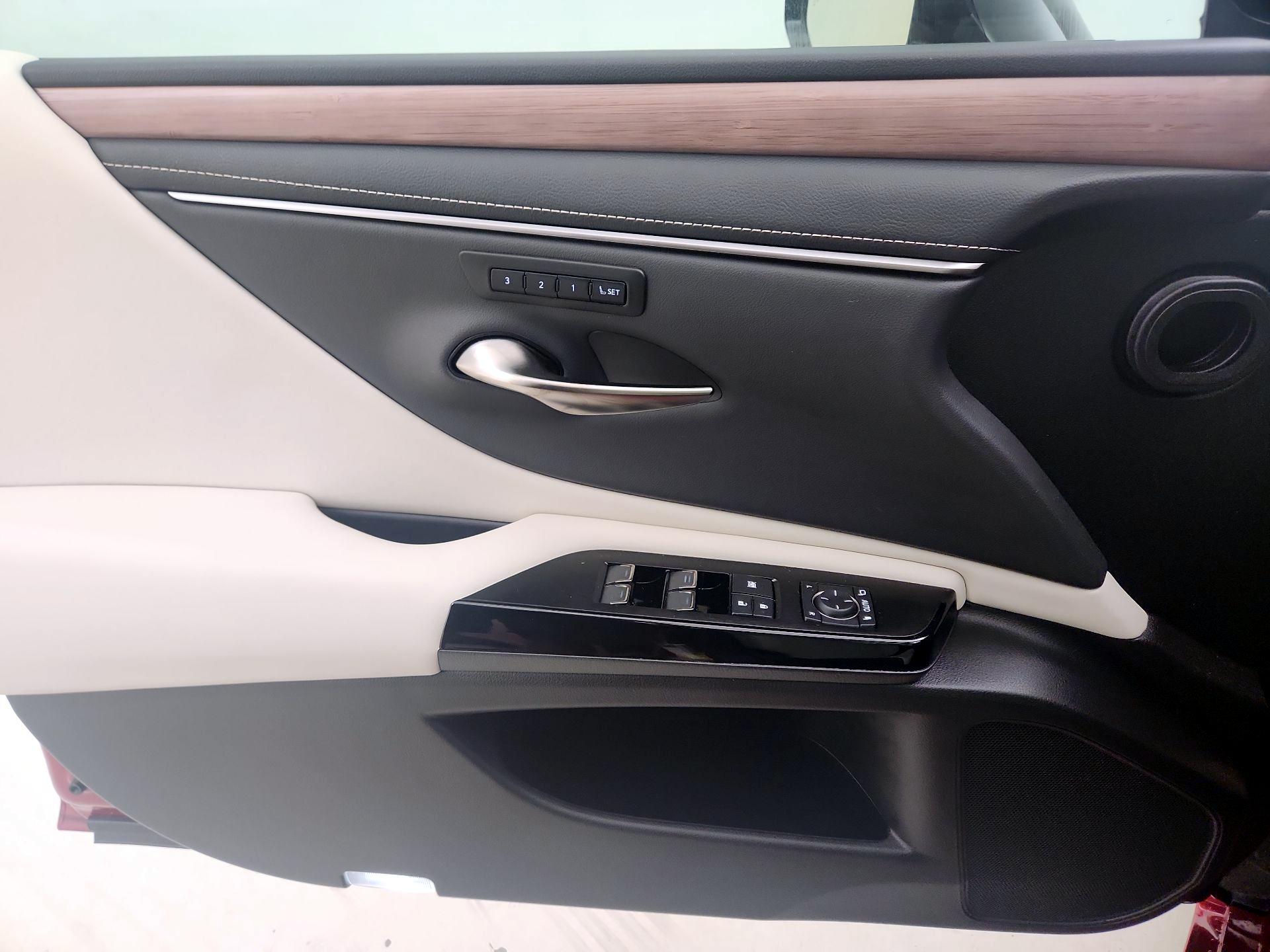 Thumbnail: 2025 Lexus ES - 12