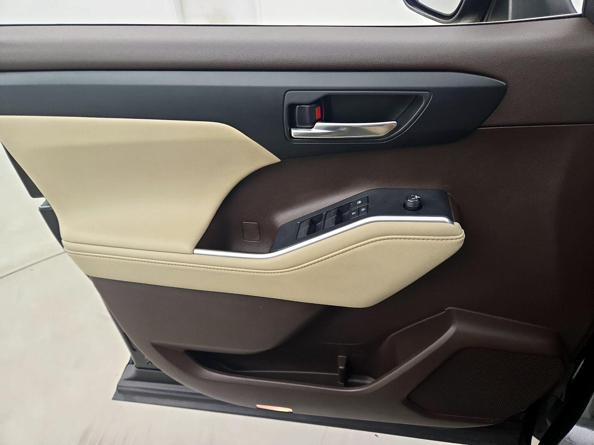 Thumbnail: 2020 Toyota Highlander - 12