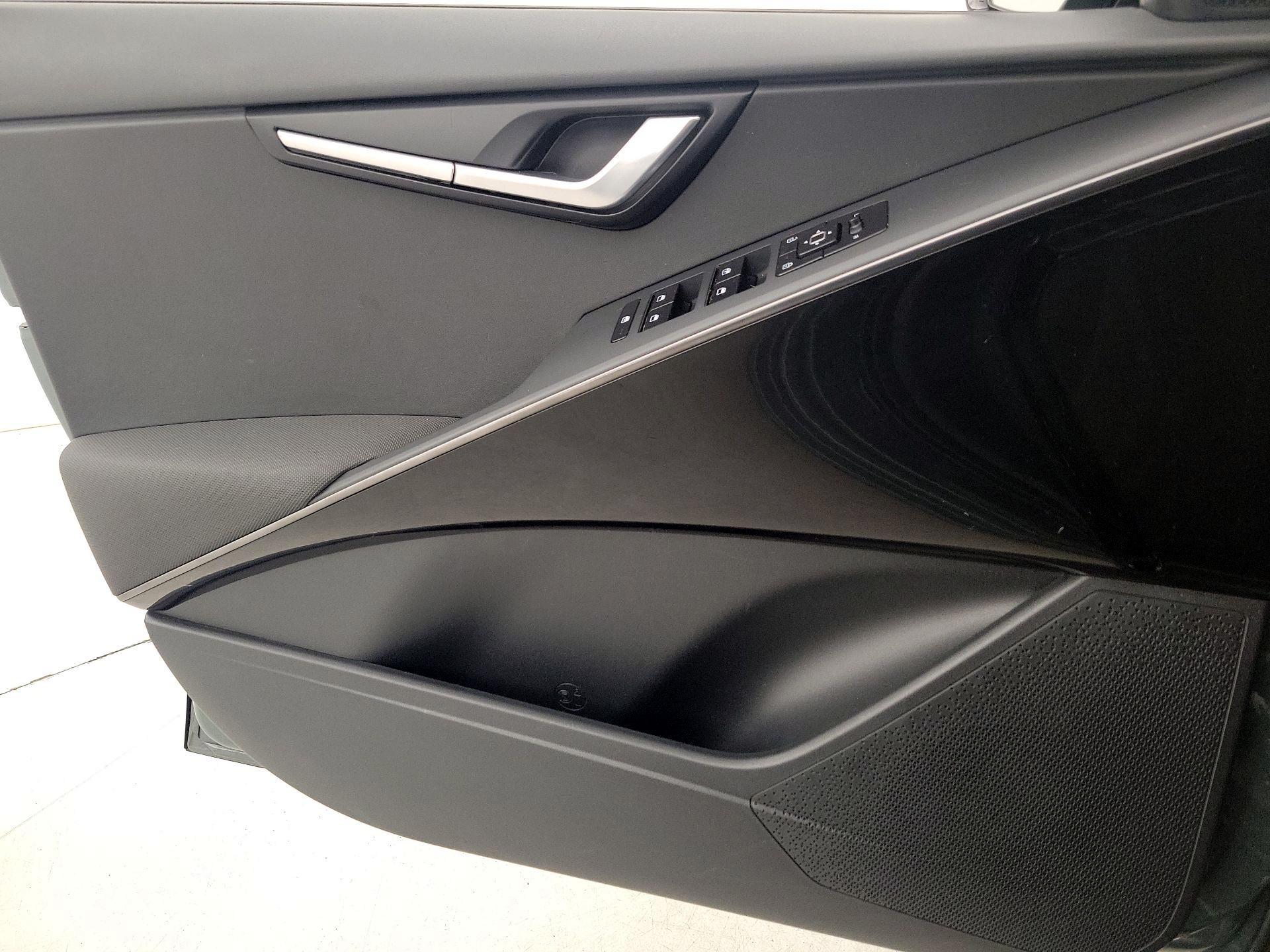 Thumbnail: 2023 Kia Niro - 12