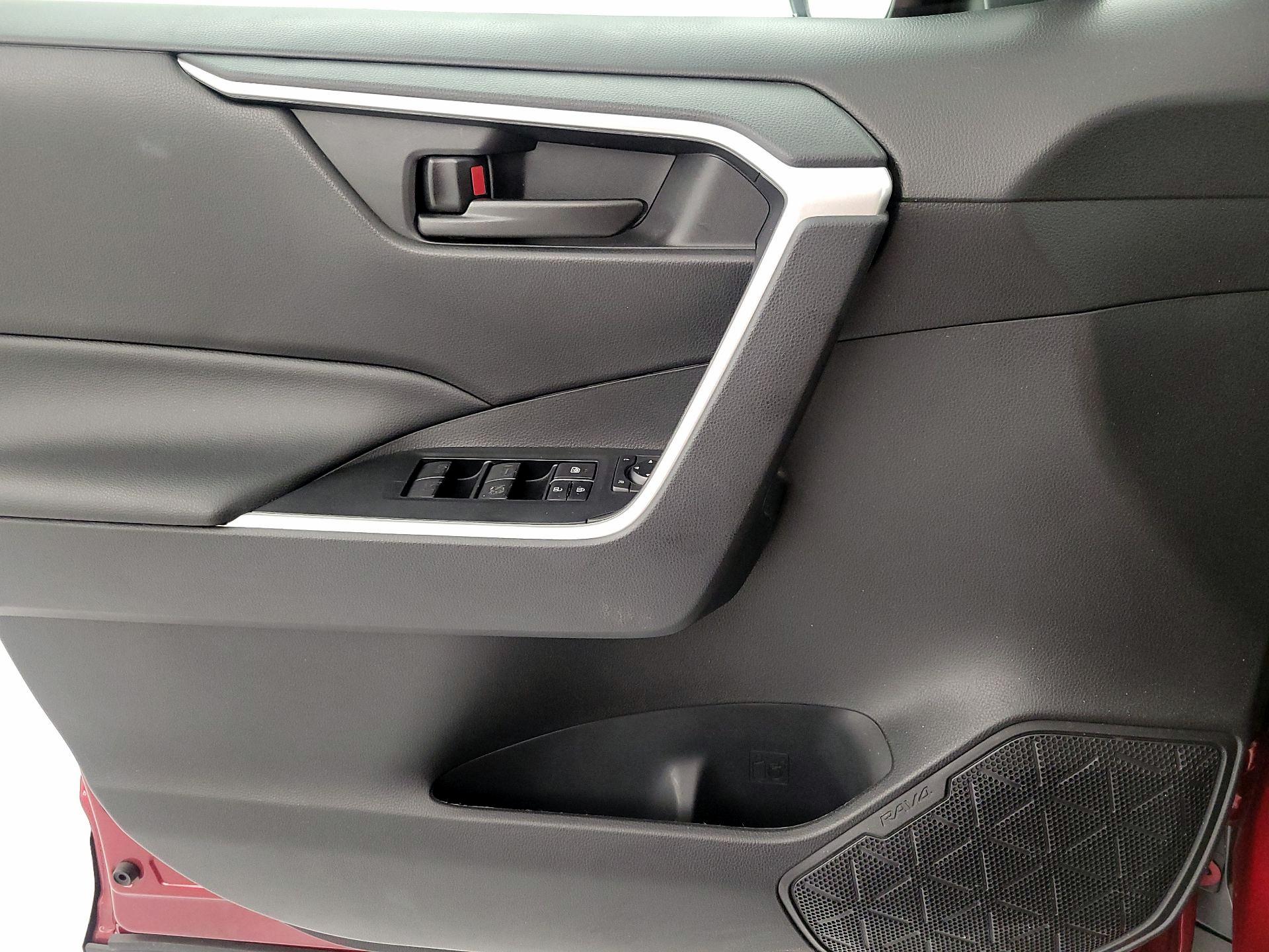 Thumbnail: 2021 Toyota RAV4 - 10
