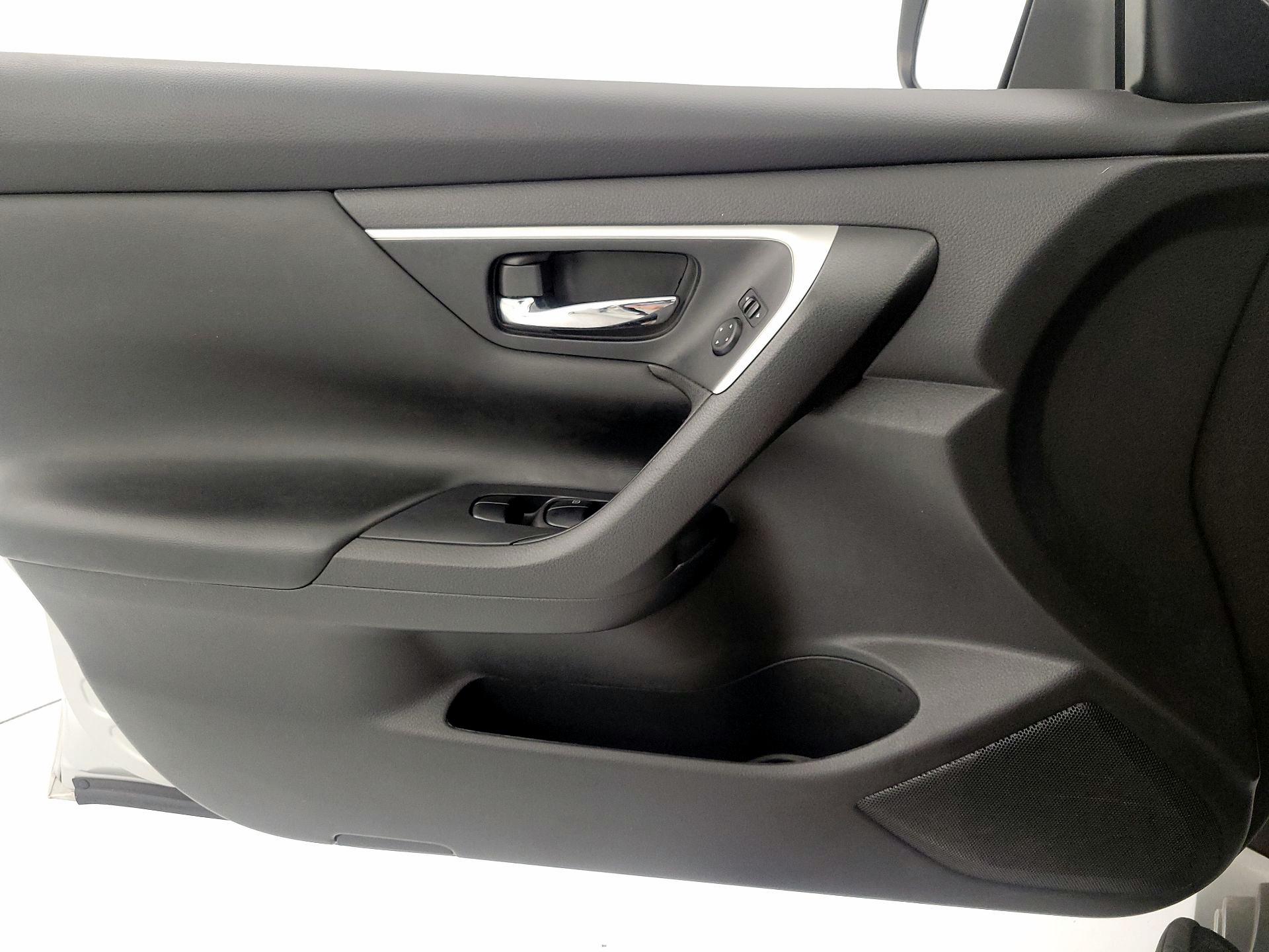 Thumbnail: 2016 Nissan Altima - 12