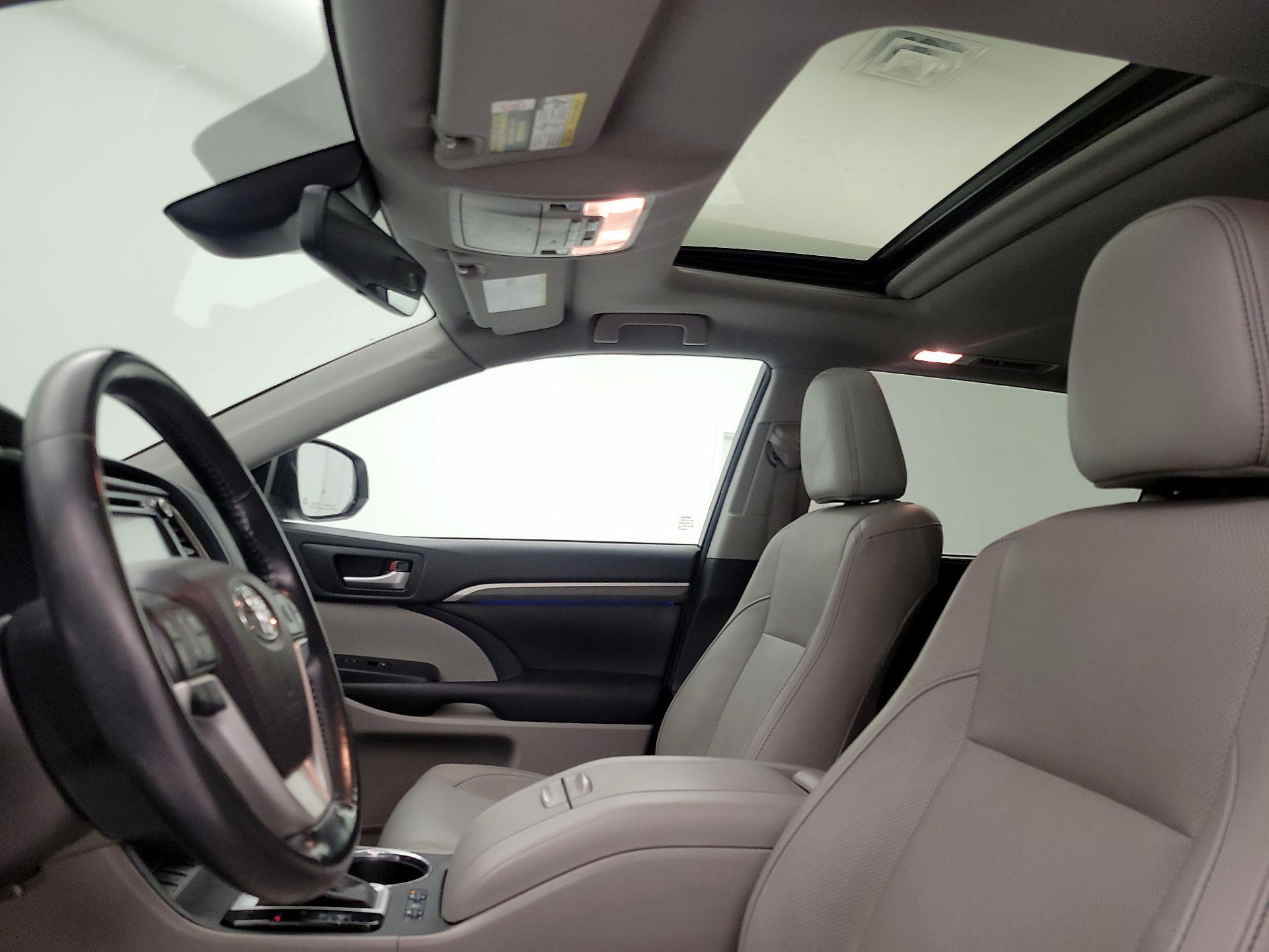 Thumbnail: 2017 Toyota Highlander - 20