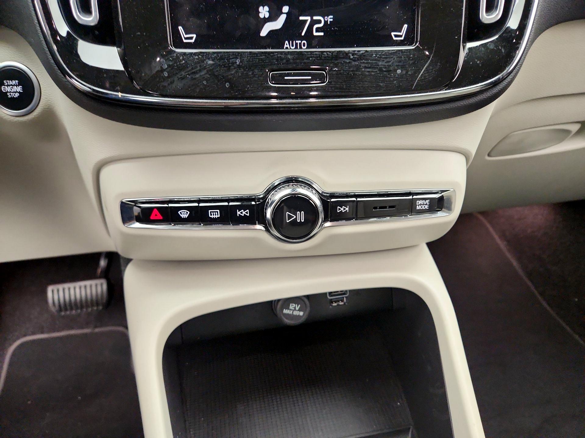 Thumbnail: 2021 Volvo XC40 - 16