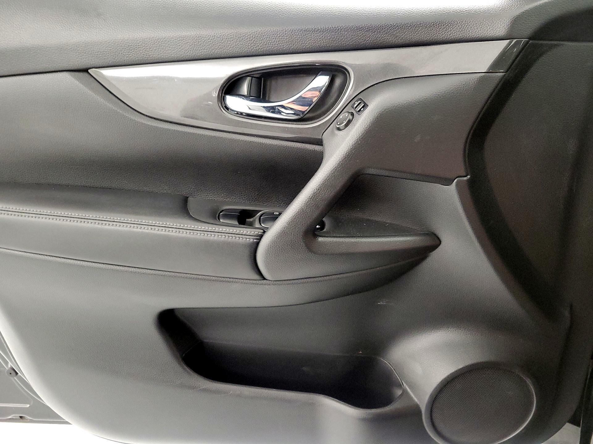 Thumbnail: 2017 Nissan Rogue - 12