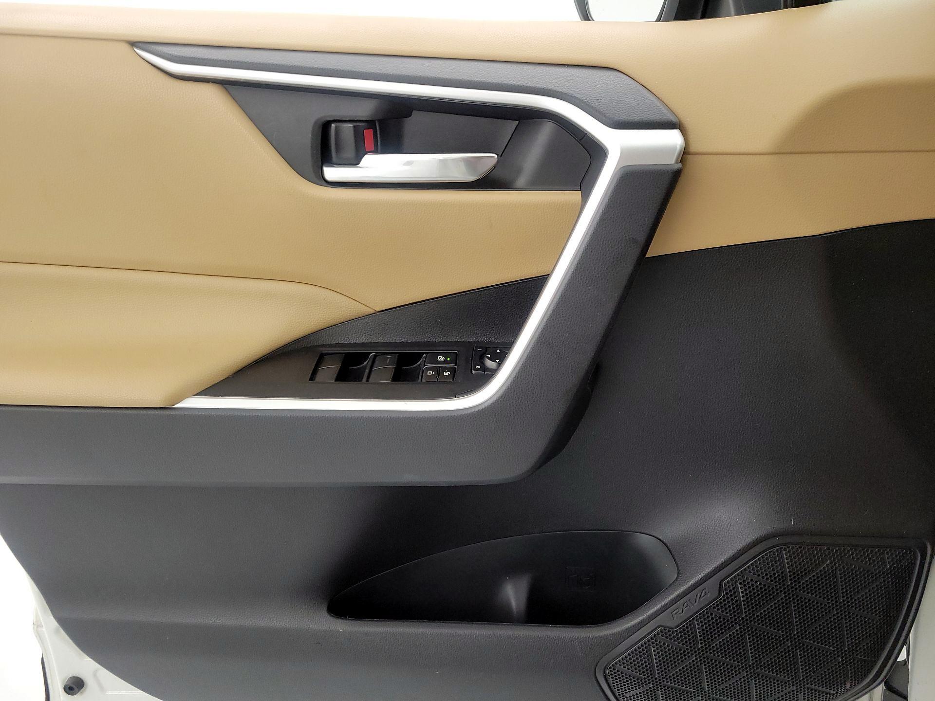 Thumbnail: 2020 Toyota RAV4 - 12