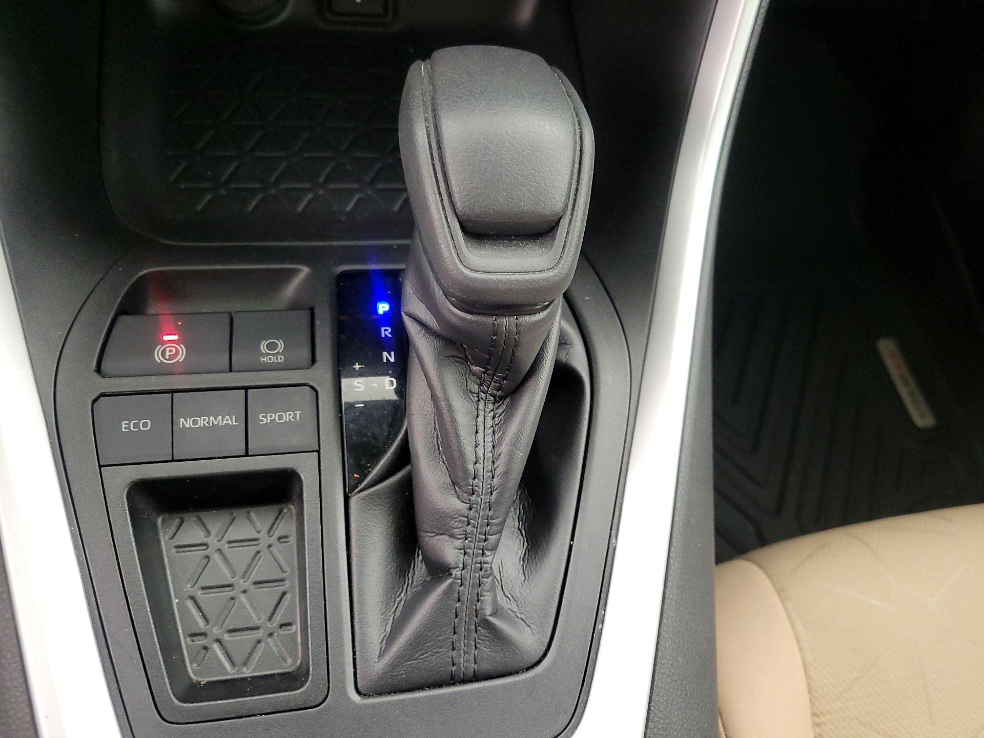 Thumbnail: 2020 Toyota RAV4 - 17