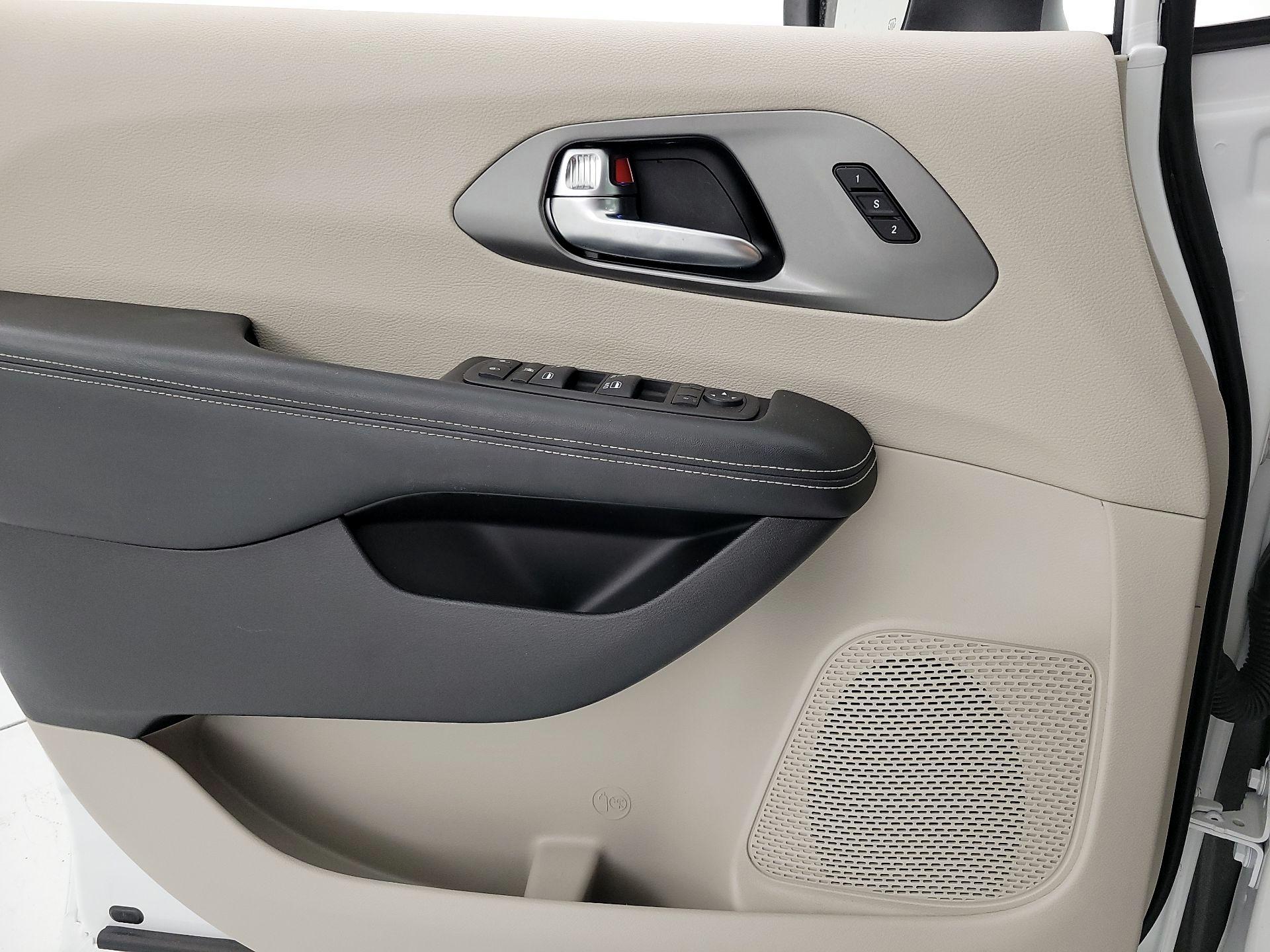 Thumbnail: 2023 Chrysler Pacifica - 12