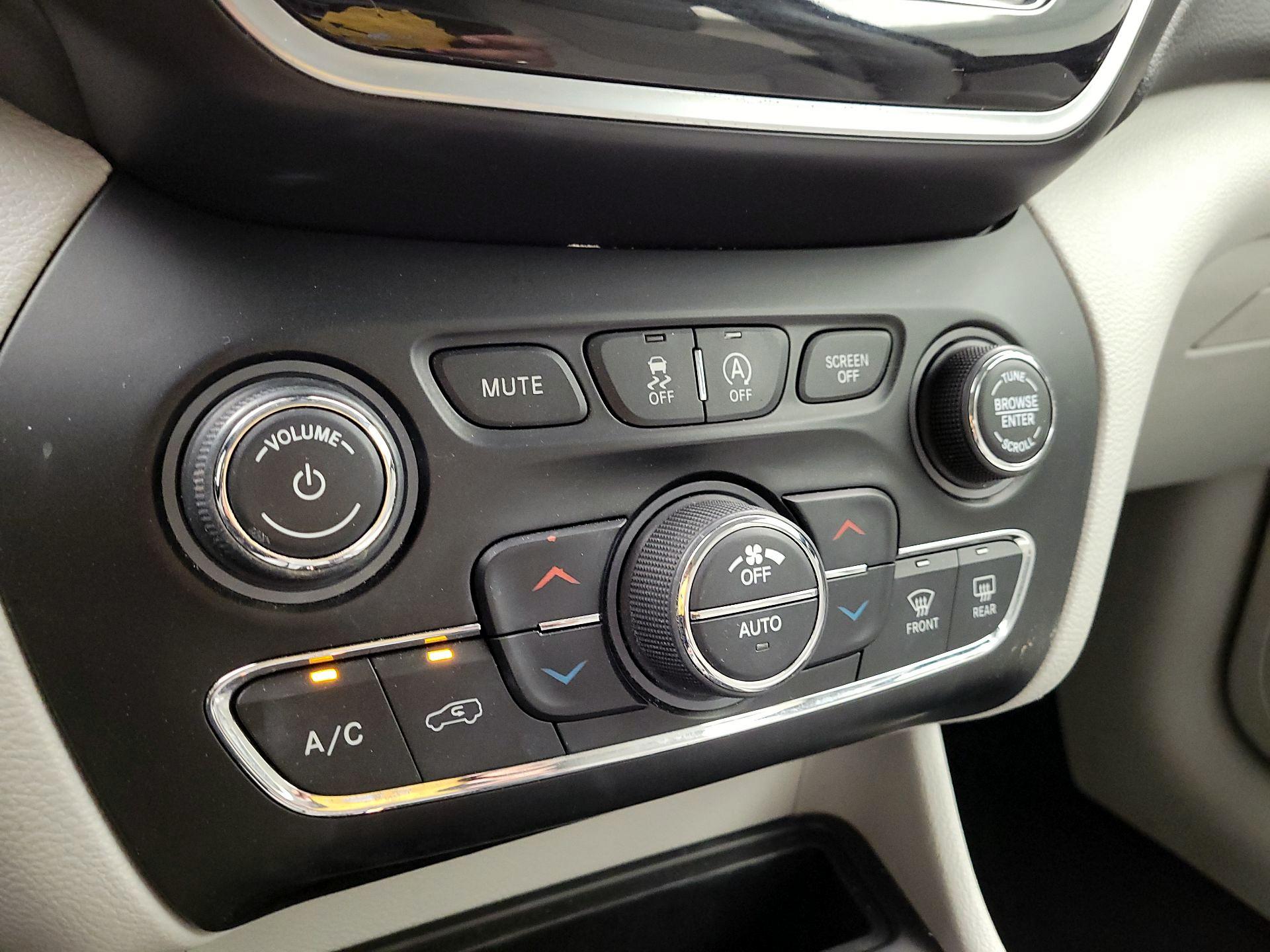 Thumbnail: 2020 Jeep Cherokee - 16