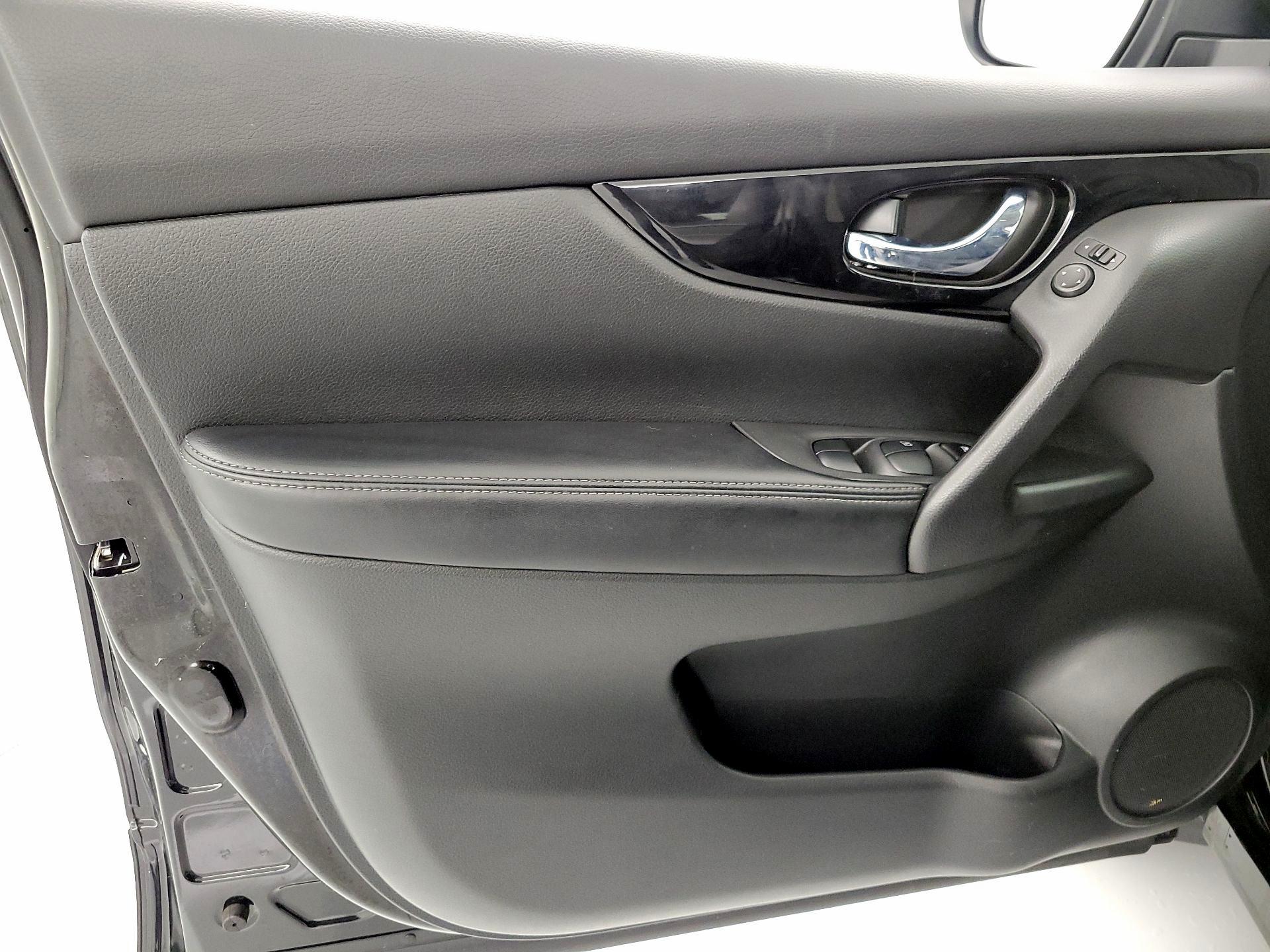 Thumbnail: 2018 Nissan Rogue Sport - 12