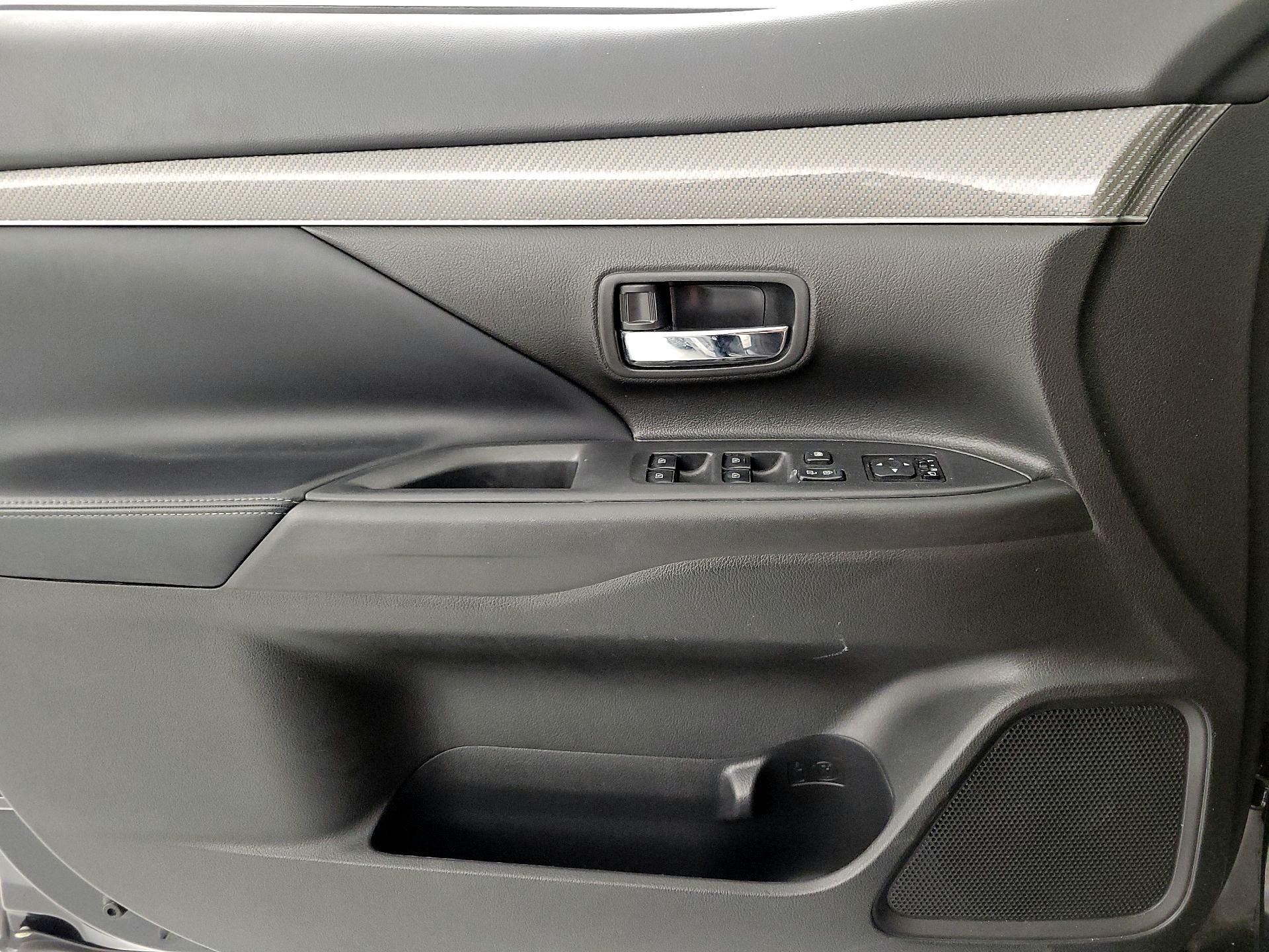 Thumbnail: 2019 Mitsubishi Outlander - 12