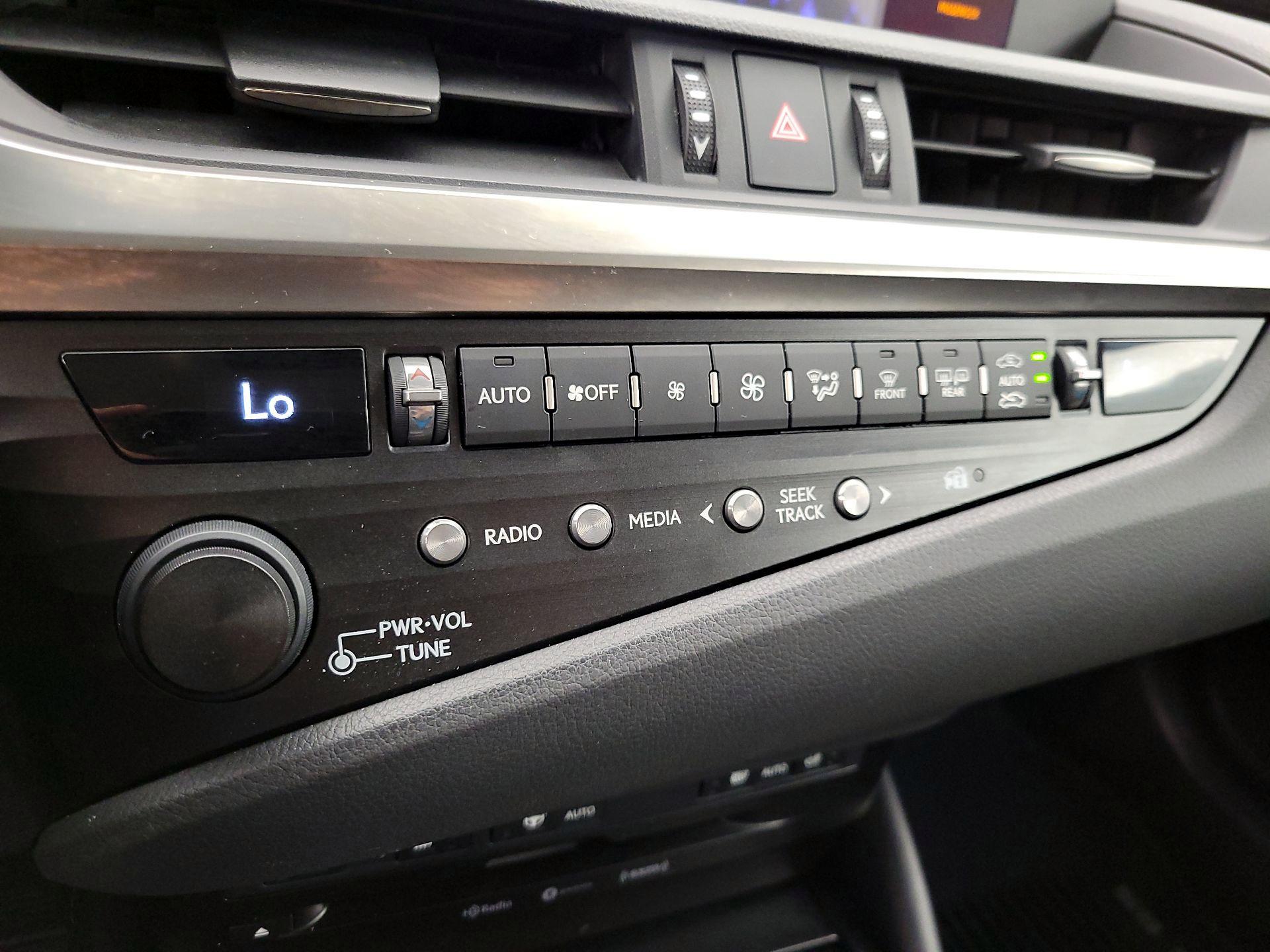 Thumbnail: 2019 Lexus ES - 16
