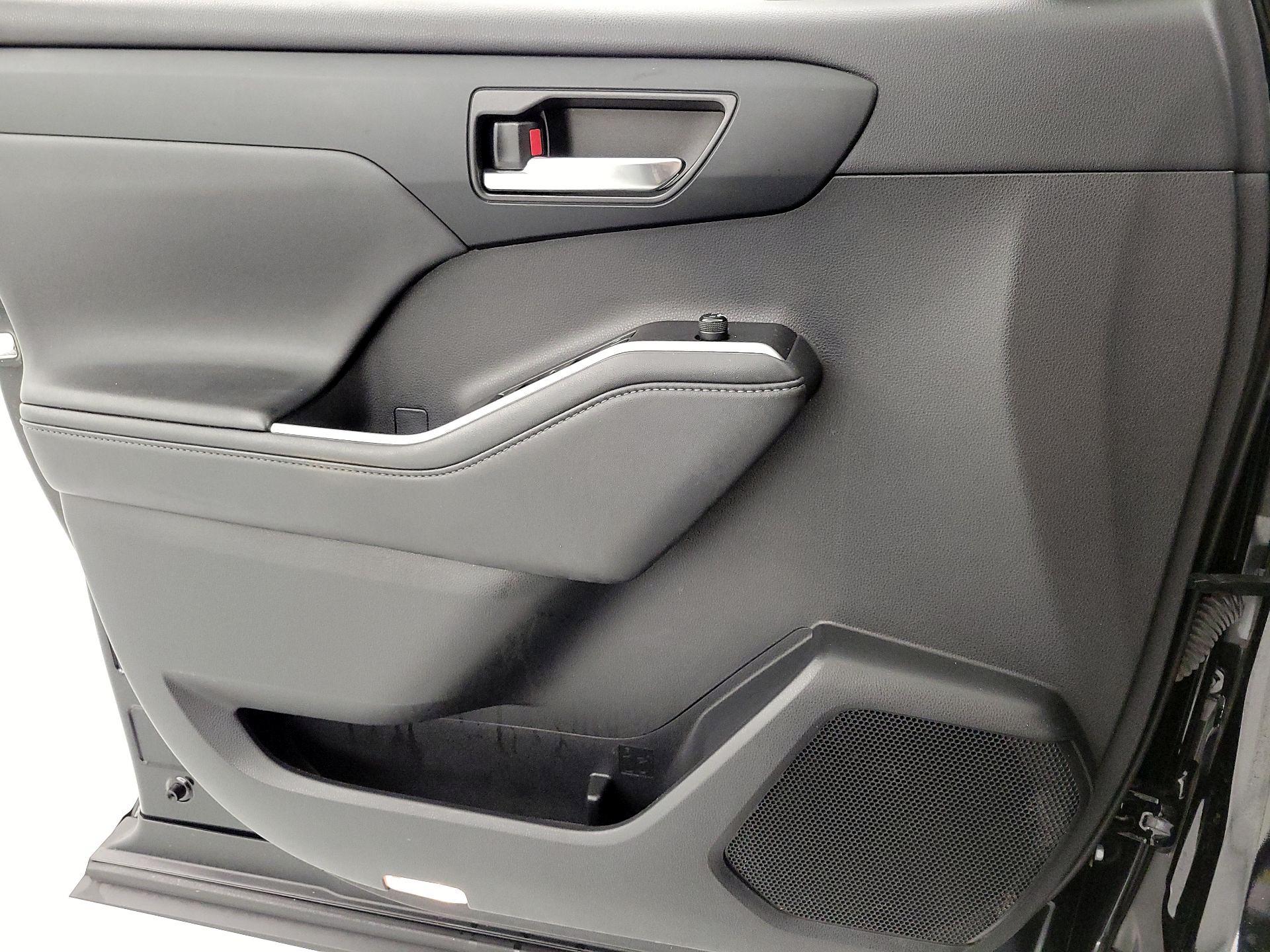 Thumbnail: 2022 Toyota Highlander - 12