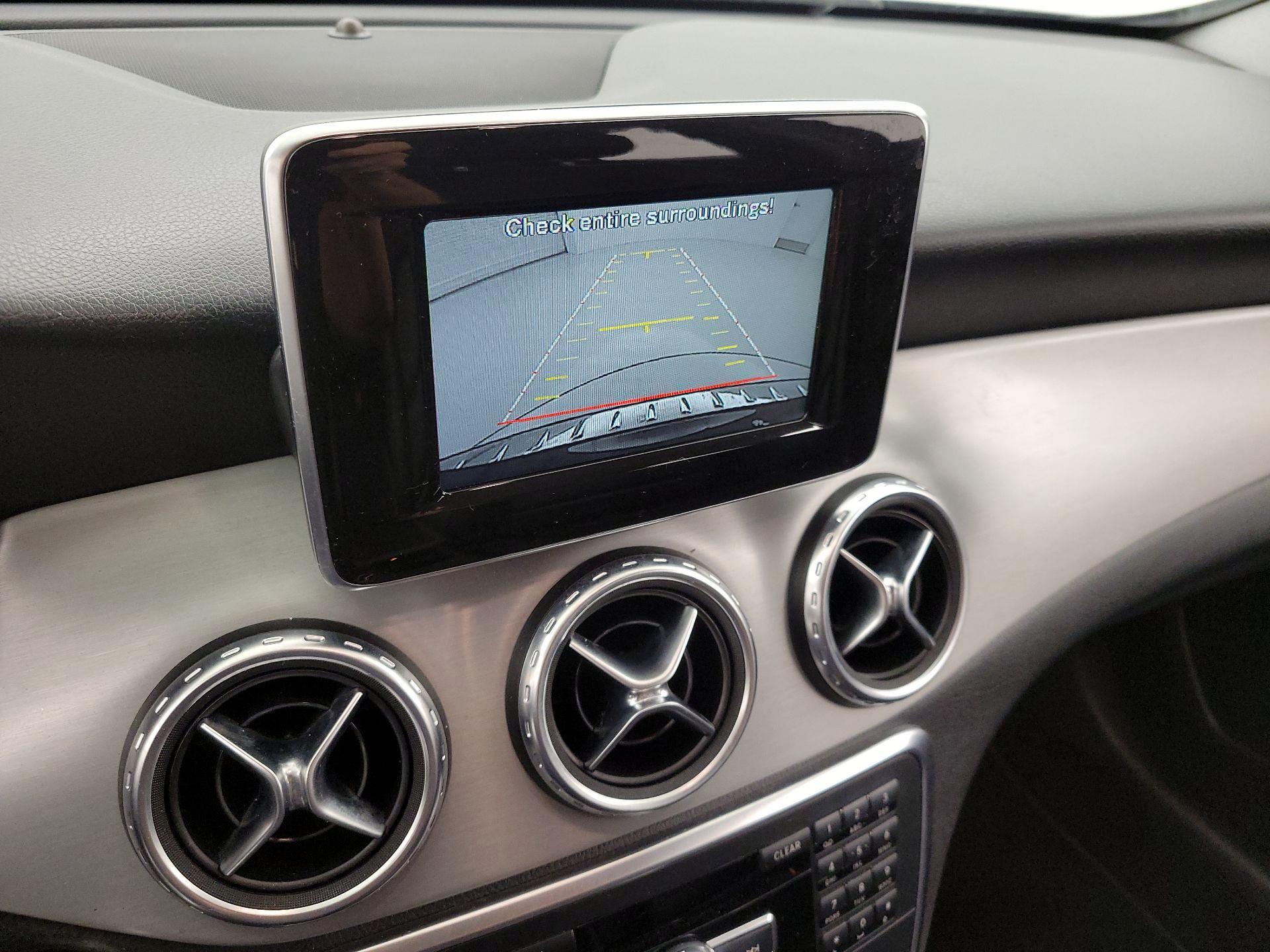 Thumbnail: 2015 Mercedes-Benz GLA - 15