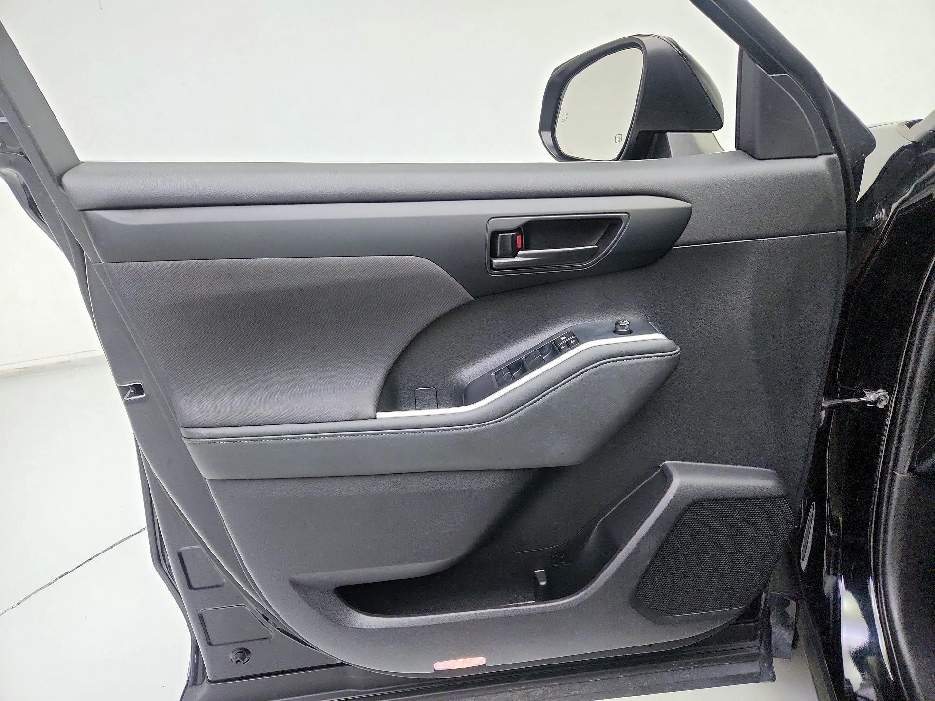 Thumbnail: 2023 Toyota Highlander - 12