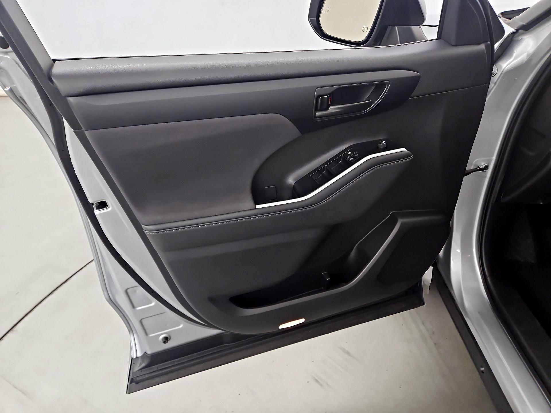 Thumbnail: 2023 Toyota Highlander - 12