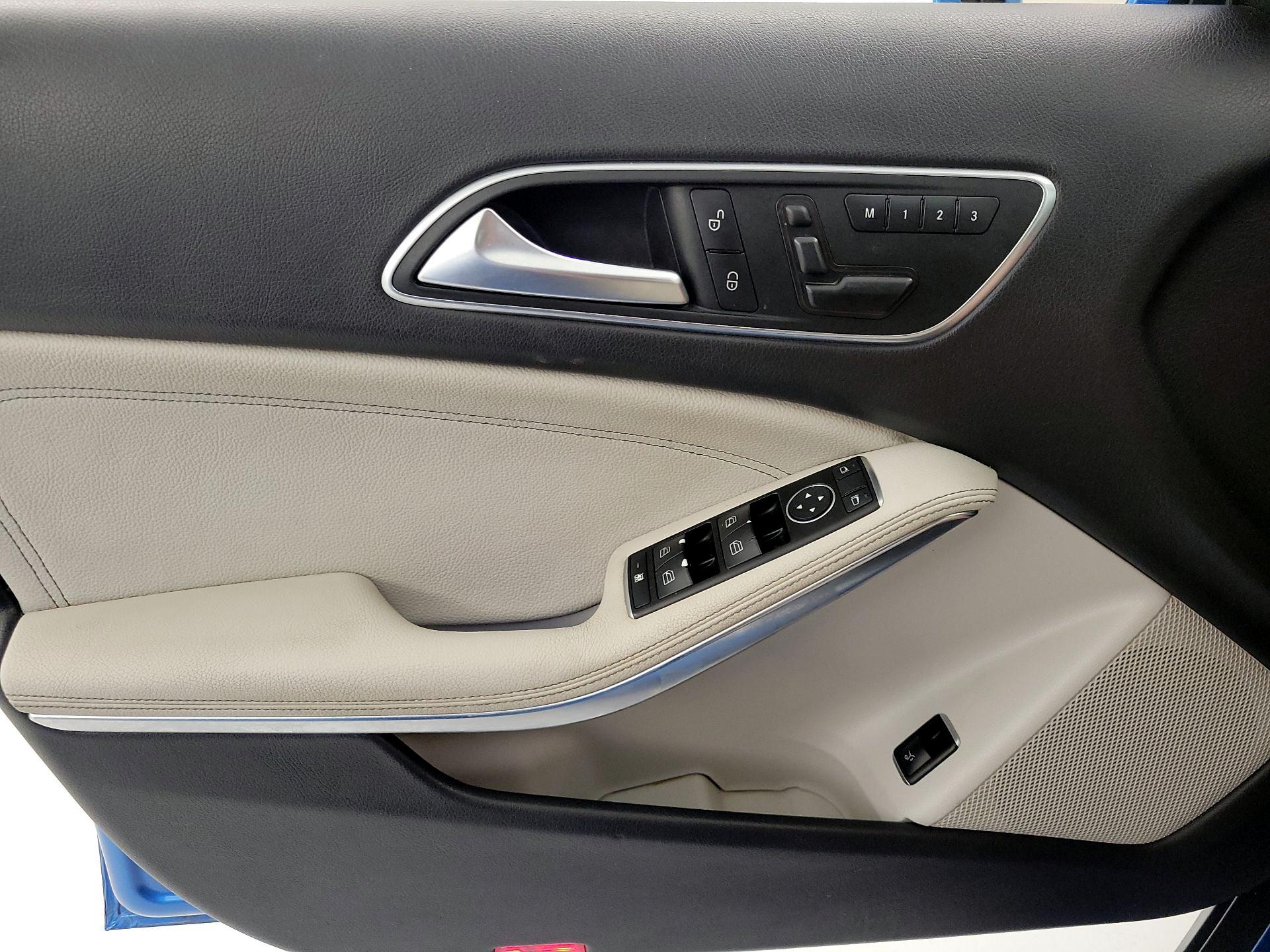 Thumbnail: 2016 Mercedes-Benz GLA - 12