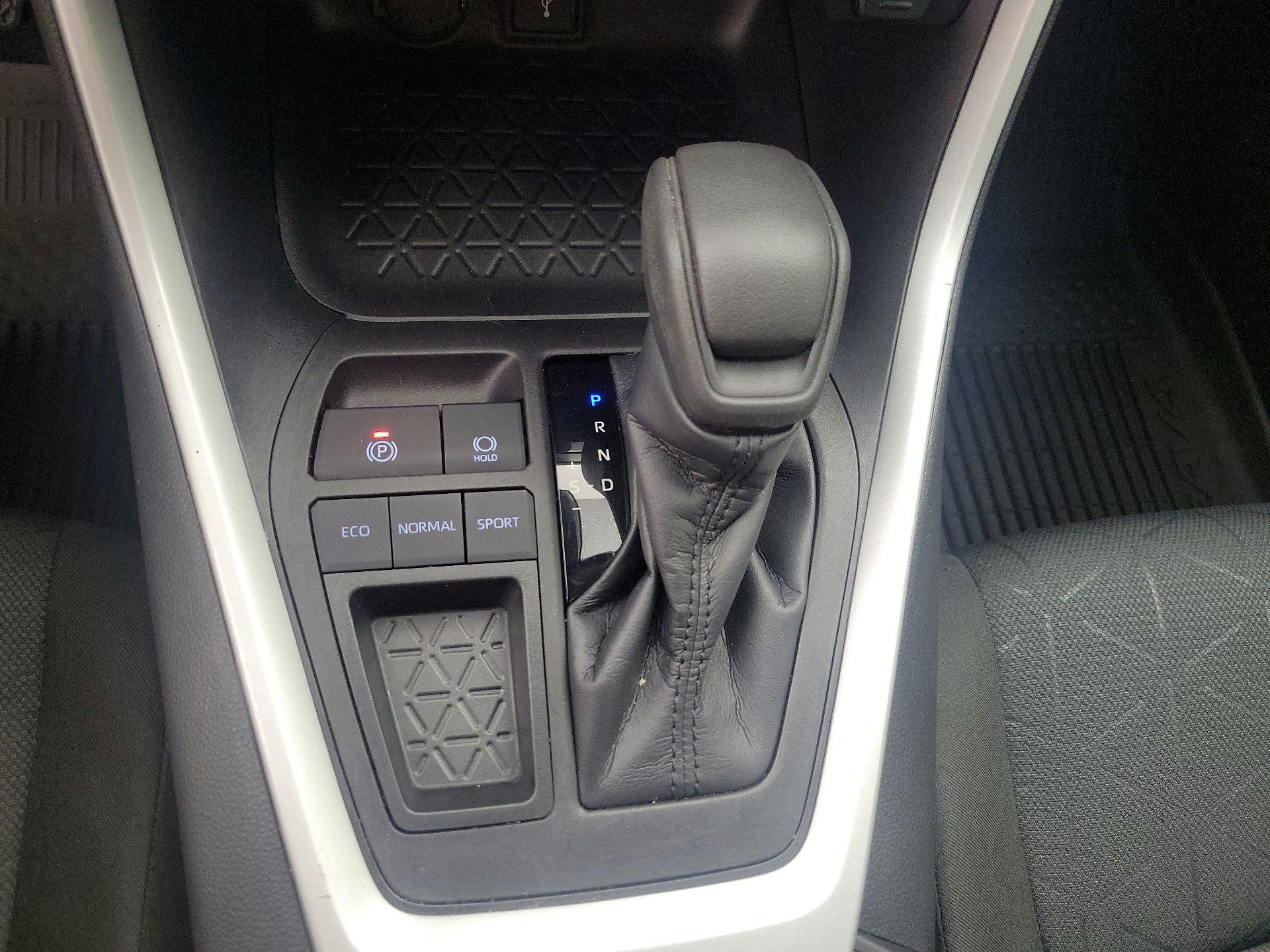 Thumbnail: 2022 Toyota RAV4 - 17