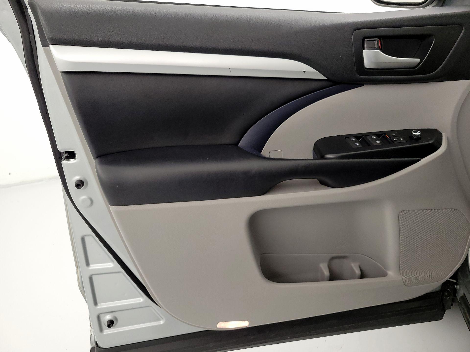 Thumbnail: 2019 Toyota Highlander - 12