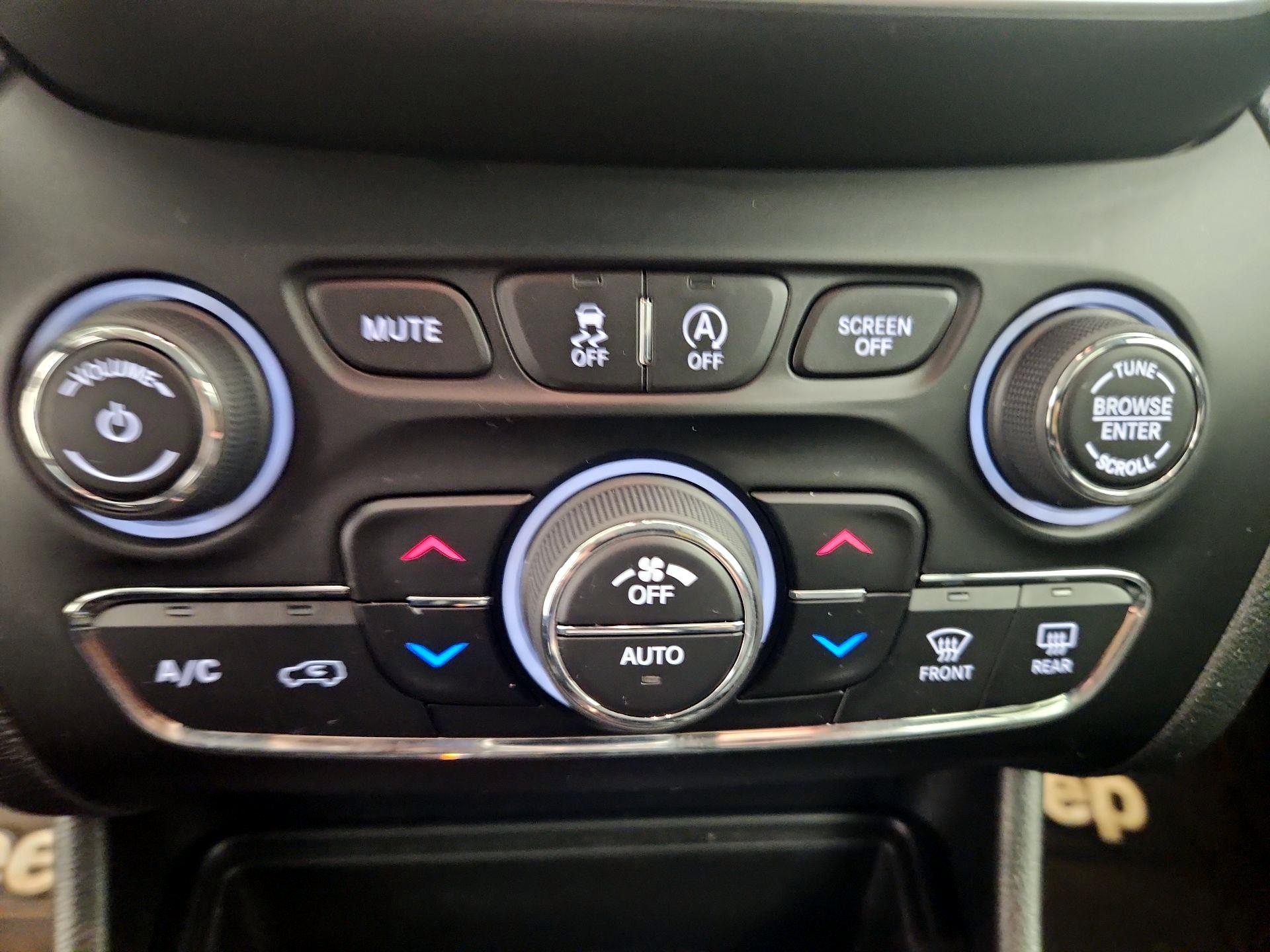 Thumbnail: 2022 Jeep Cherokee - 16