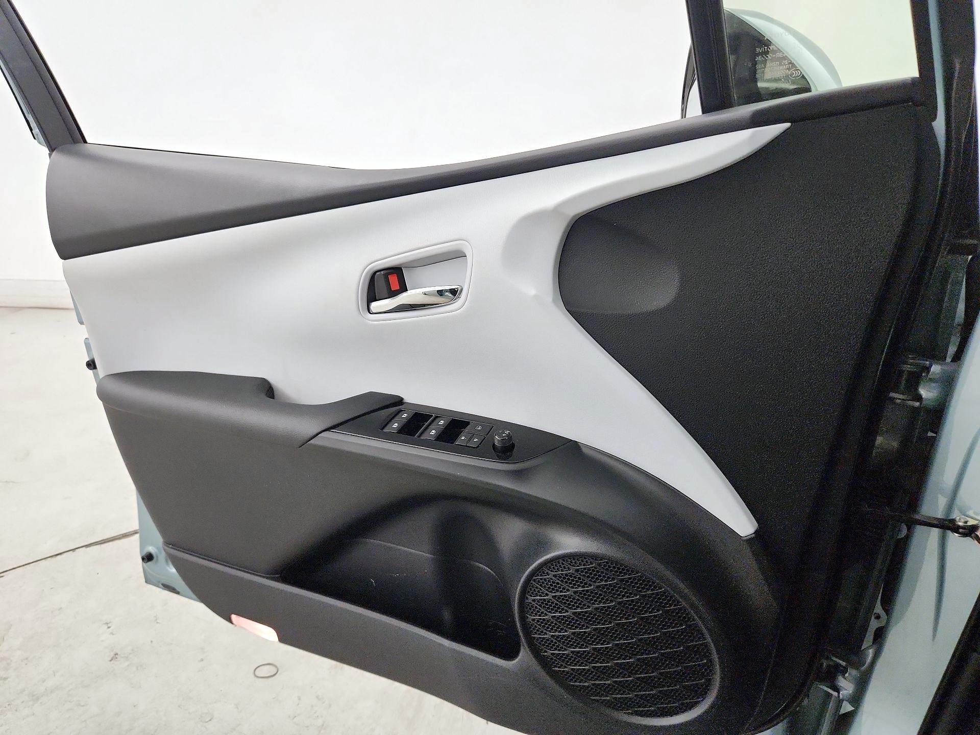 Thumbnail: 2018 Toyota Prius - 12