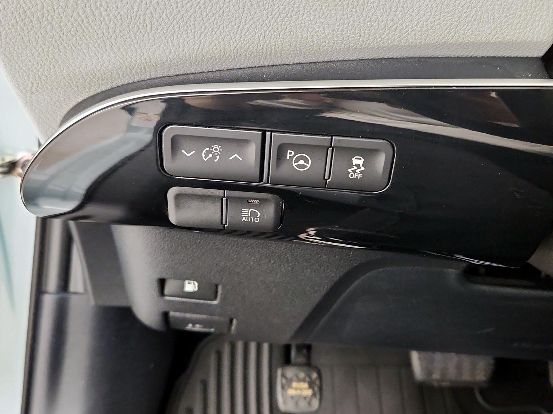 Thumbnail: 2018 Toyota Prius - 13