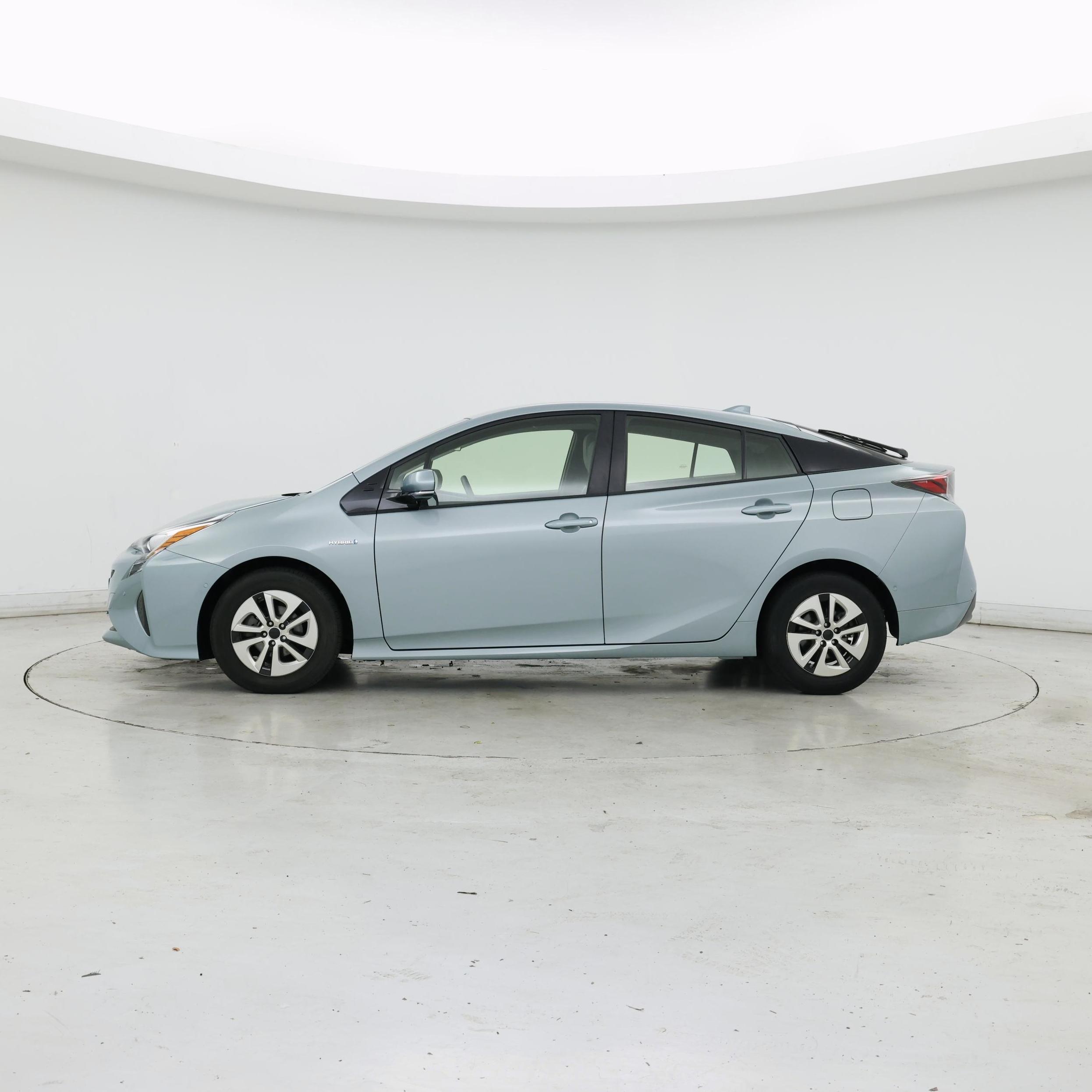 Thumbnail: 2018 Toyota Prius - 3