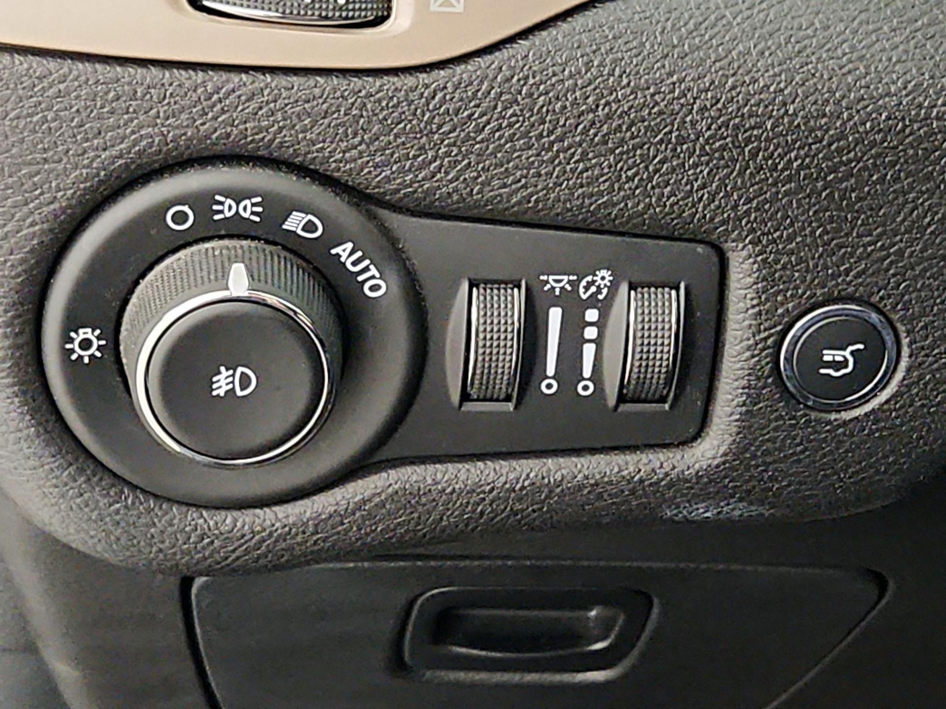 Thumbnail: 2017 Jeep Cherokee - 13