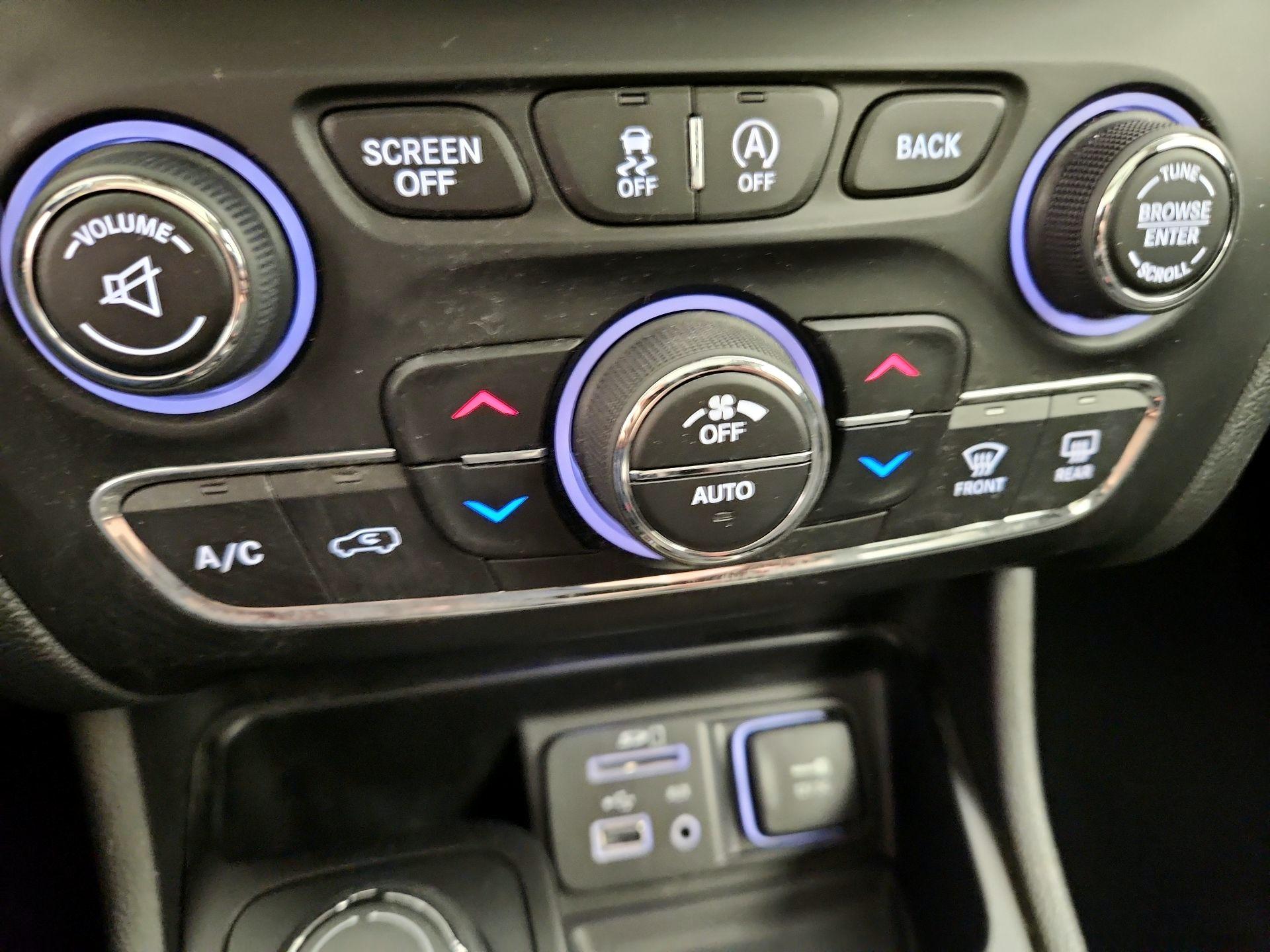 Thumbnail: 2017 Jeep Cherokee - 16