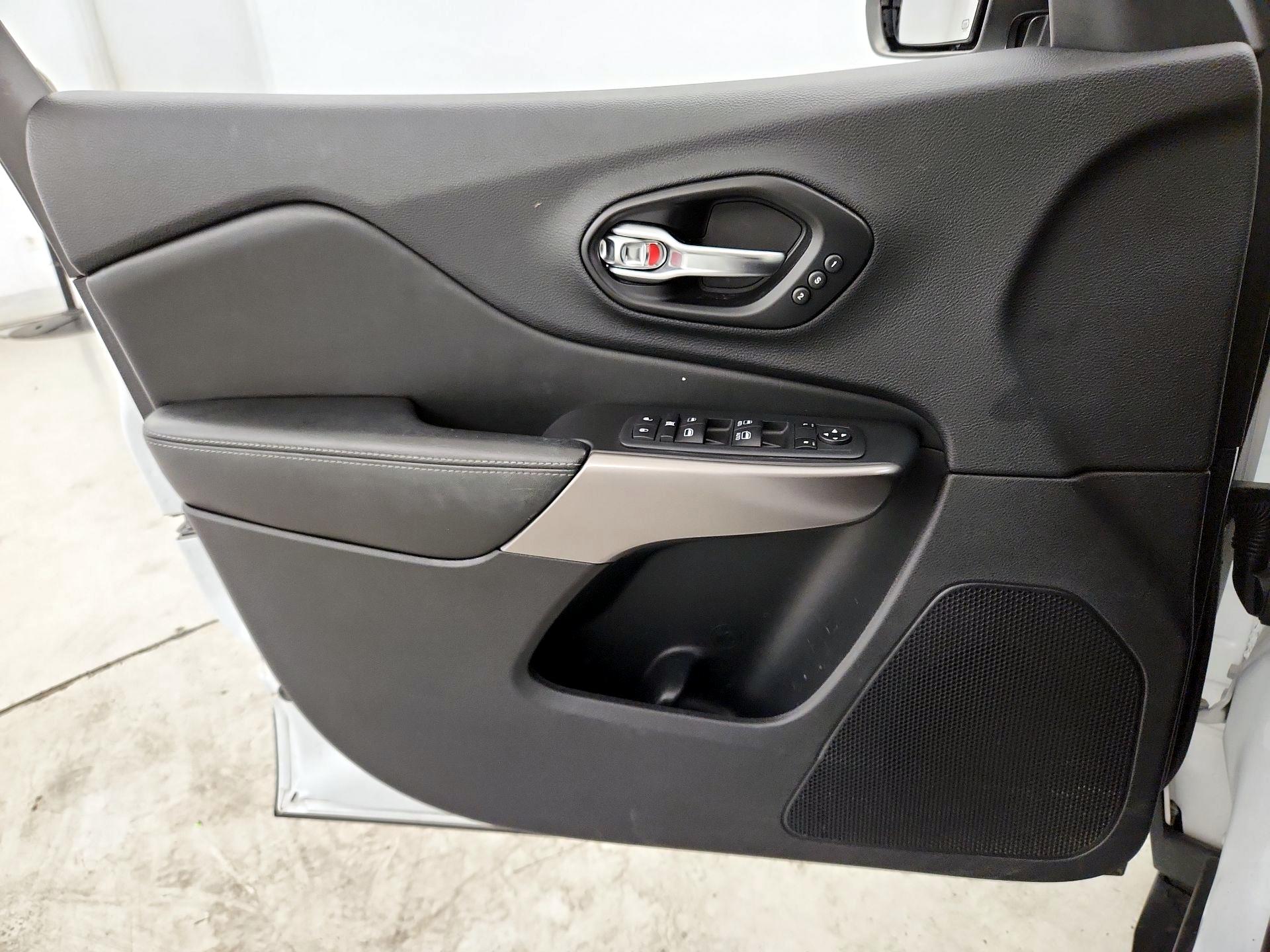 Thumbnail: 2020 Jeep Cherokee - 12