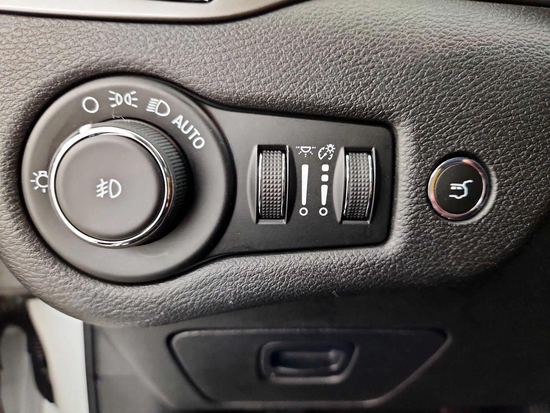 Thumbnail: 2020 Jeep Cherokee - 13