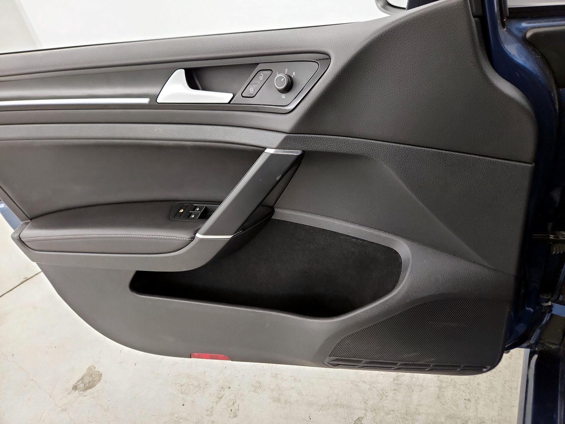 Thumbnail: 2015 Volkswagen Golf - 12