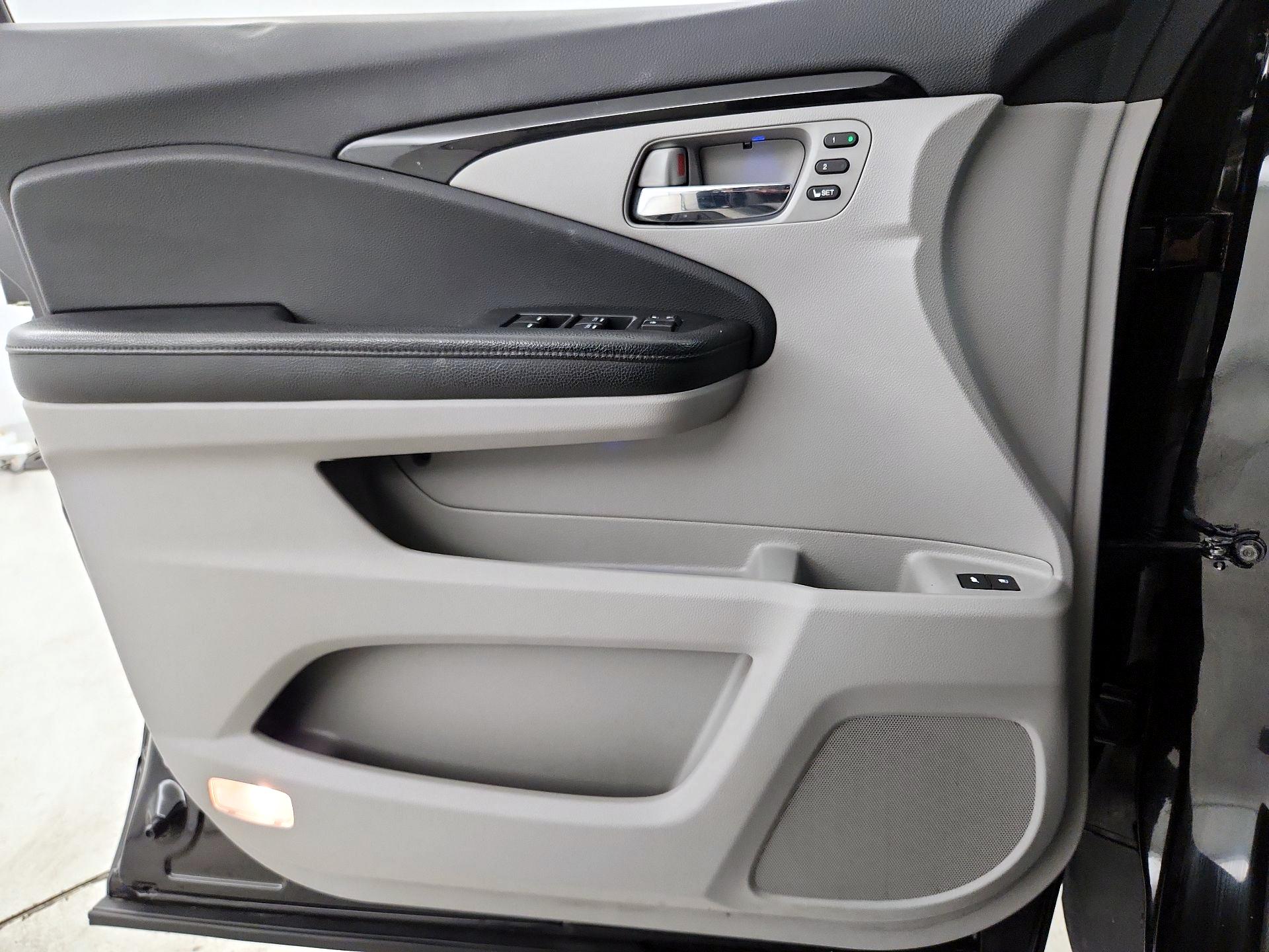 Thumbnail: 2017 Honda Pilot - 12