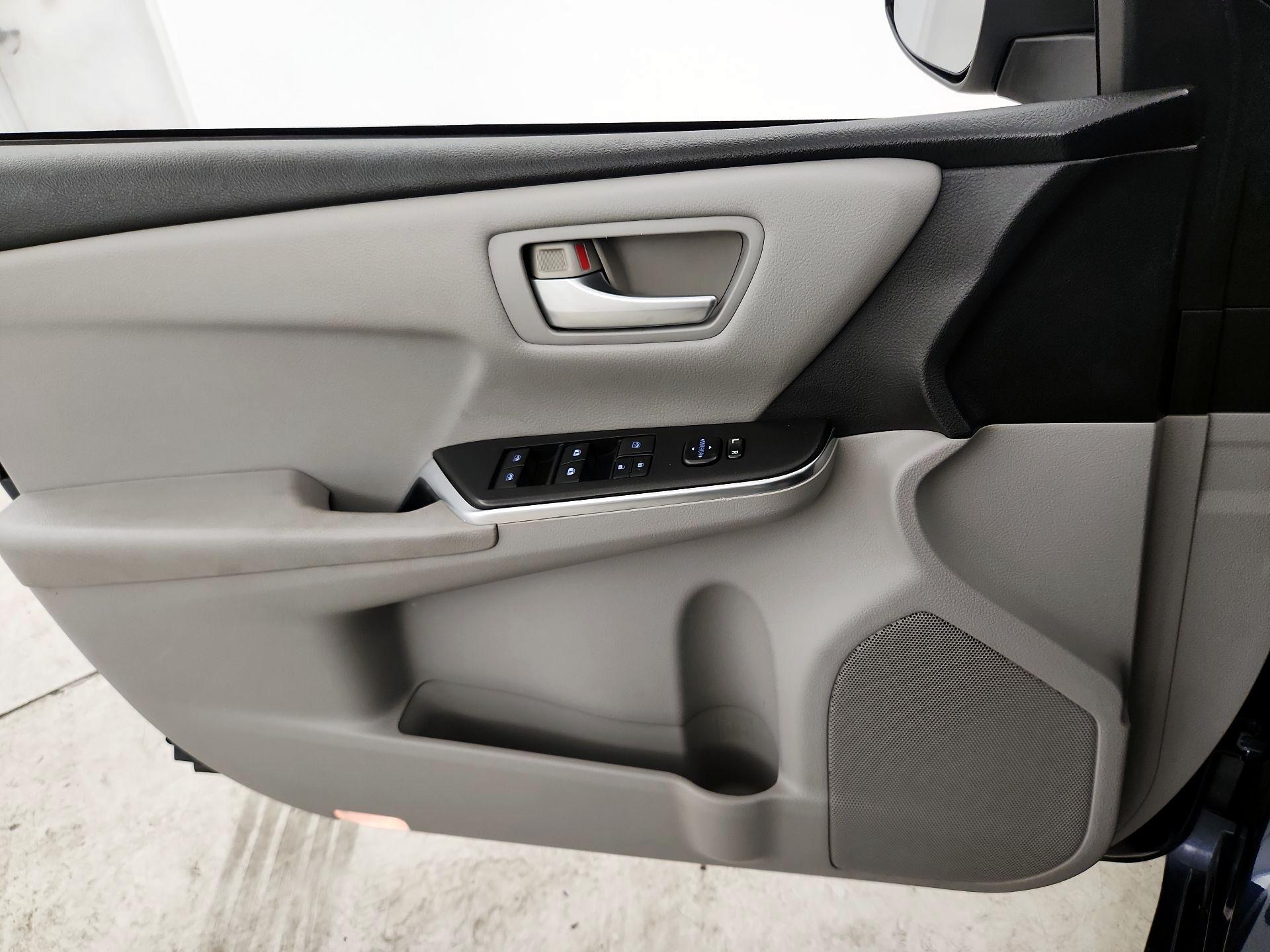 Thumbnail: 2016 Toyota Camry - 12