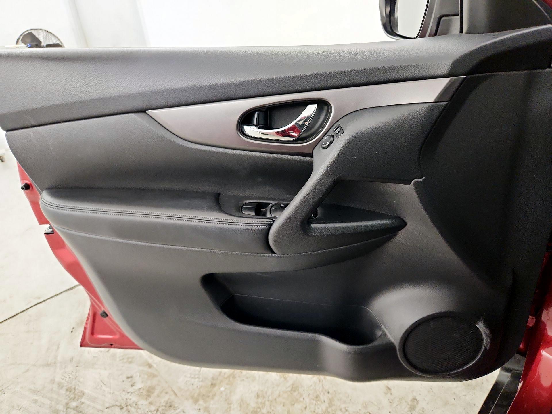 Thumbnail: 2015 Nissan Rogue - 12