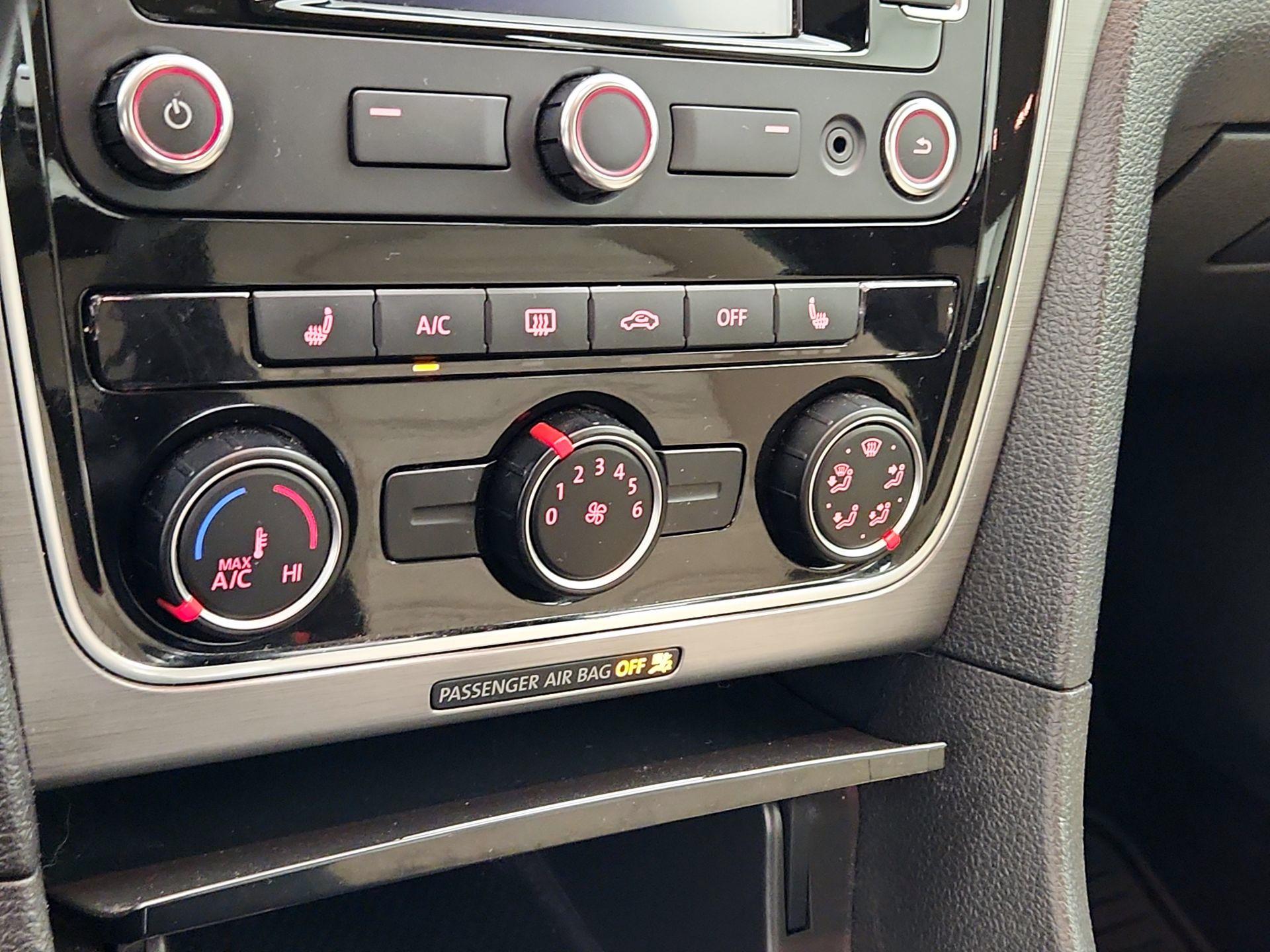 Thumbnail: 2015 Volkswagen Passat - 17