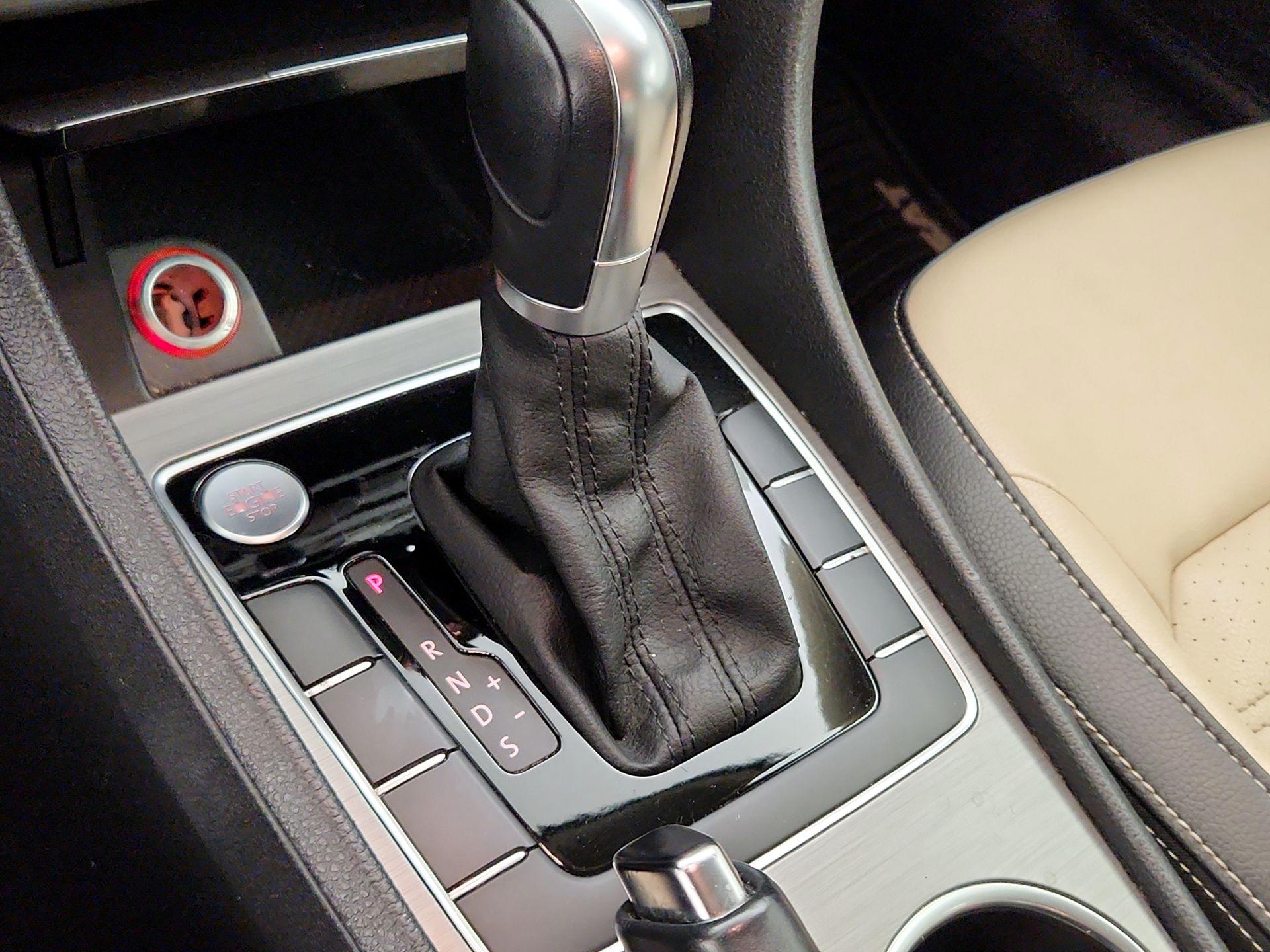 Thumbnail: 2015 Volkswagen Passat - 18
