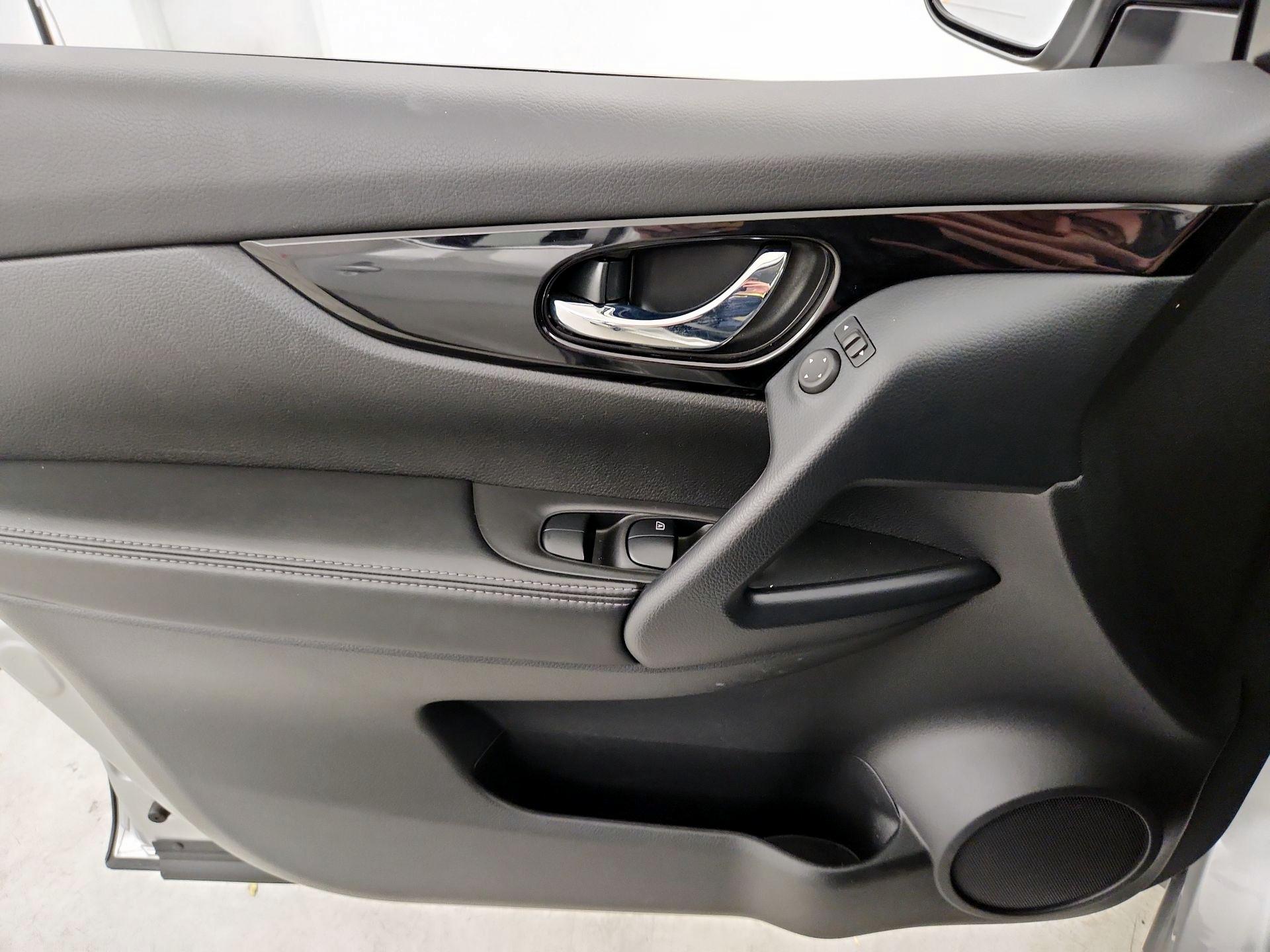 Thumbnail: 2021 Nissan Rogue Sport - 12