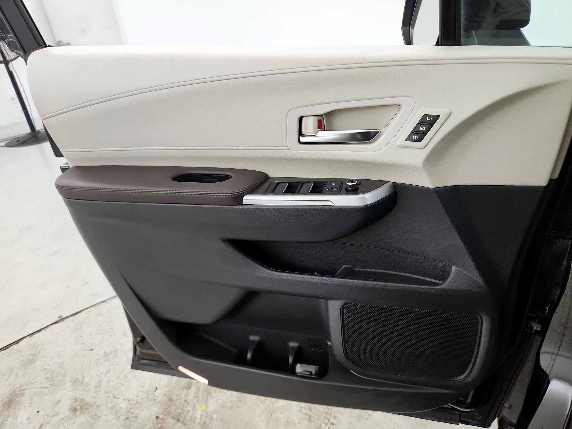 Thumbnail: 2021 Toyota Sienna - 12