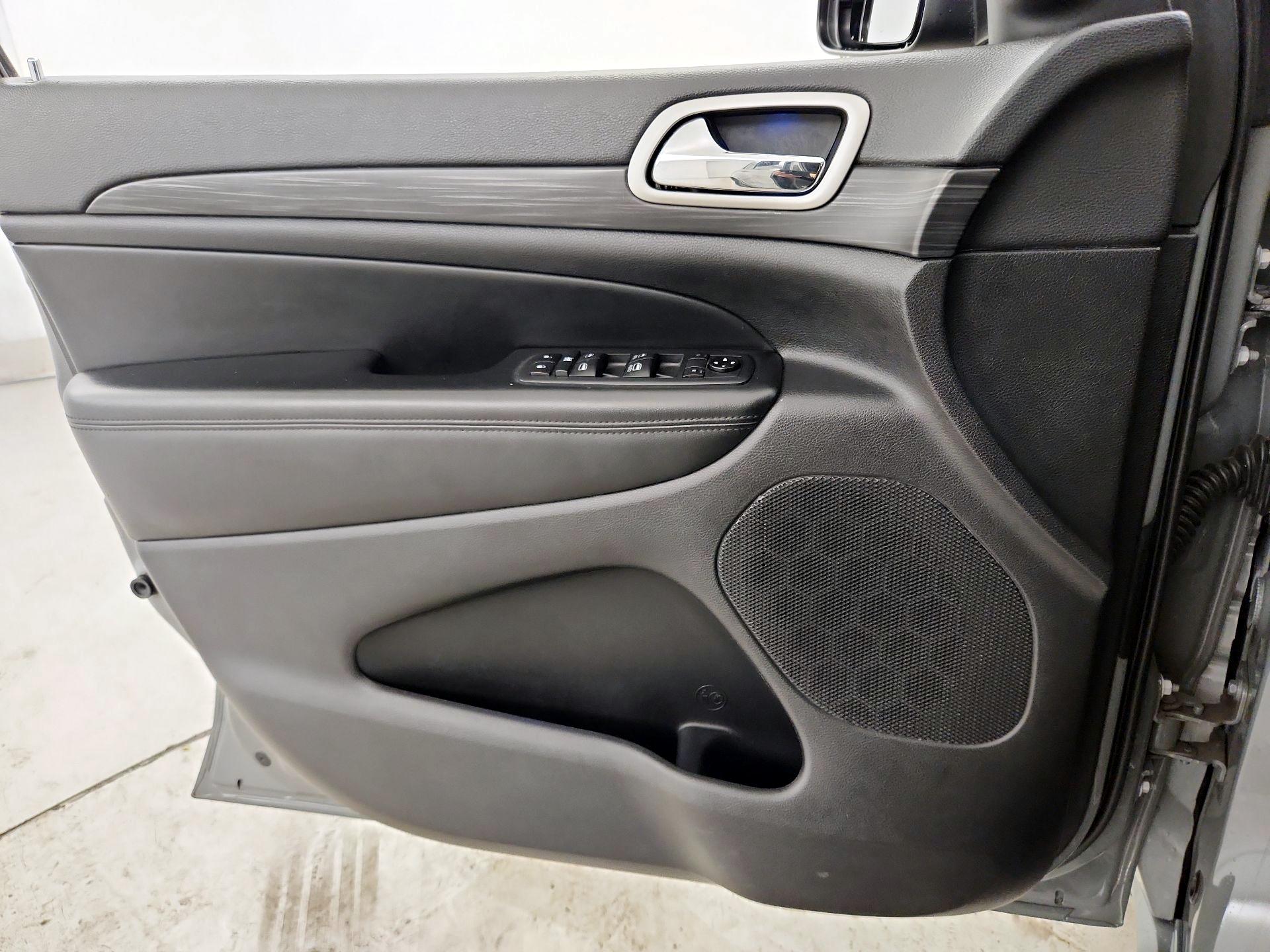 Thumbnail: 2020 Jeep Grand Cherokee - 12