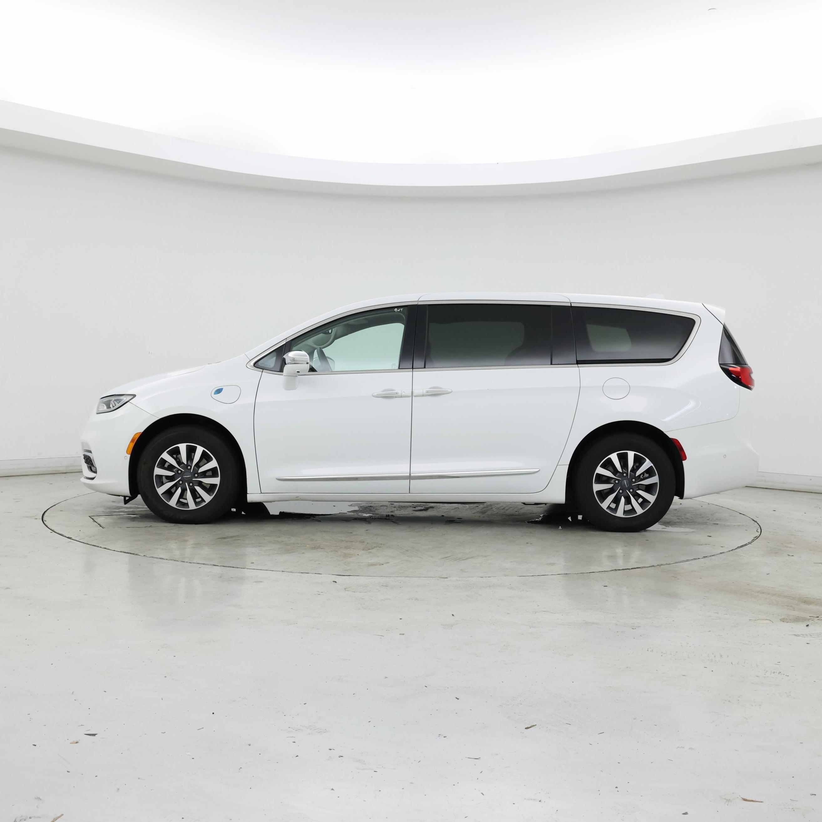 Thumbnail: 2022 Chrysler Pacifica - 3
