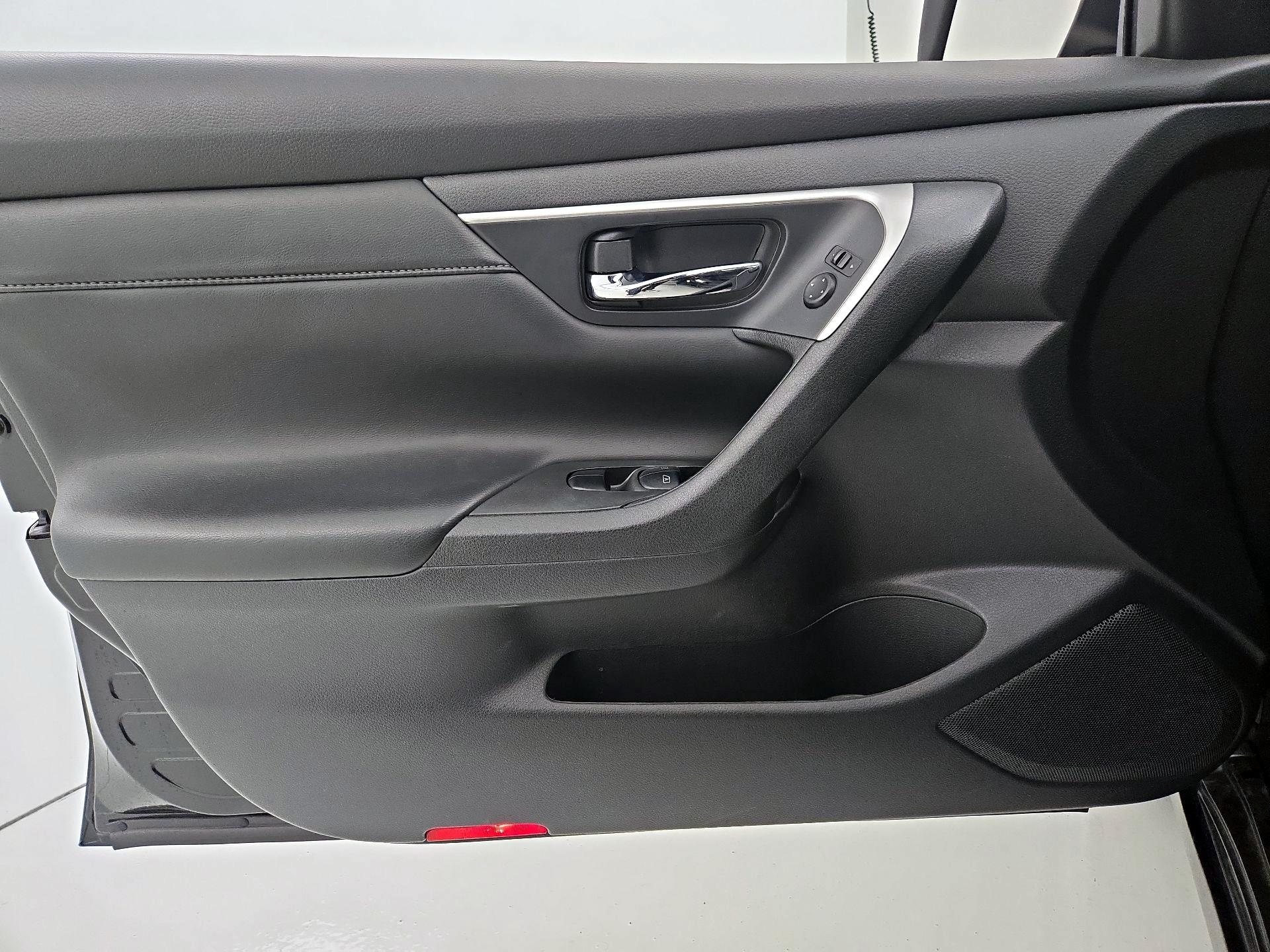 Thumbnail: 2016 Nissan Altima - 12