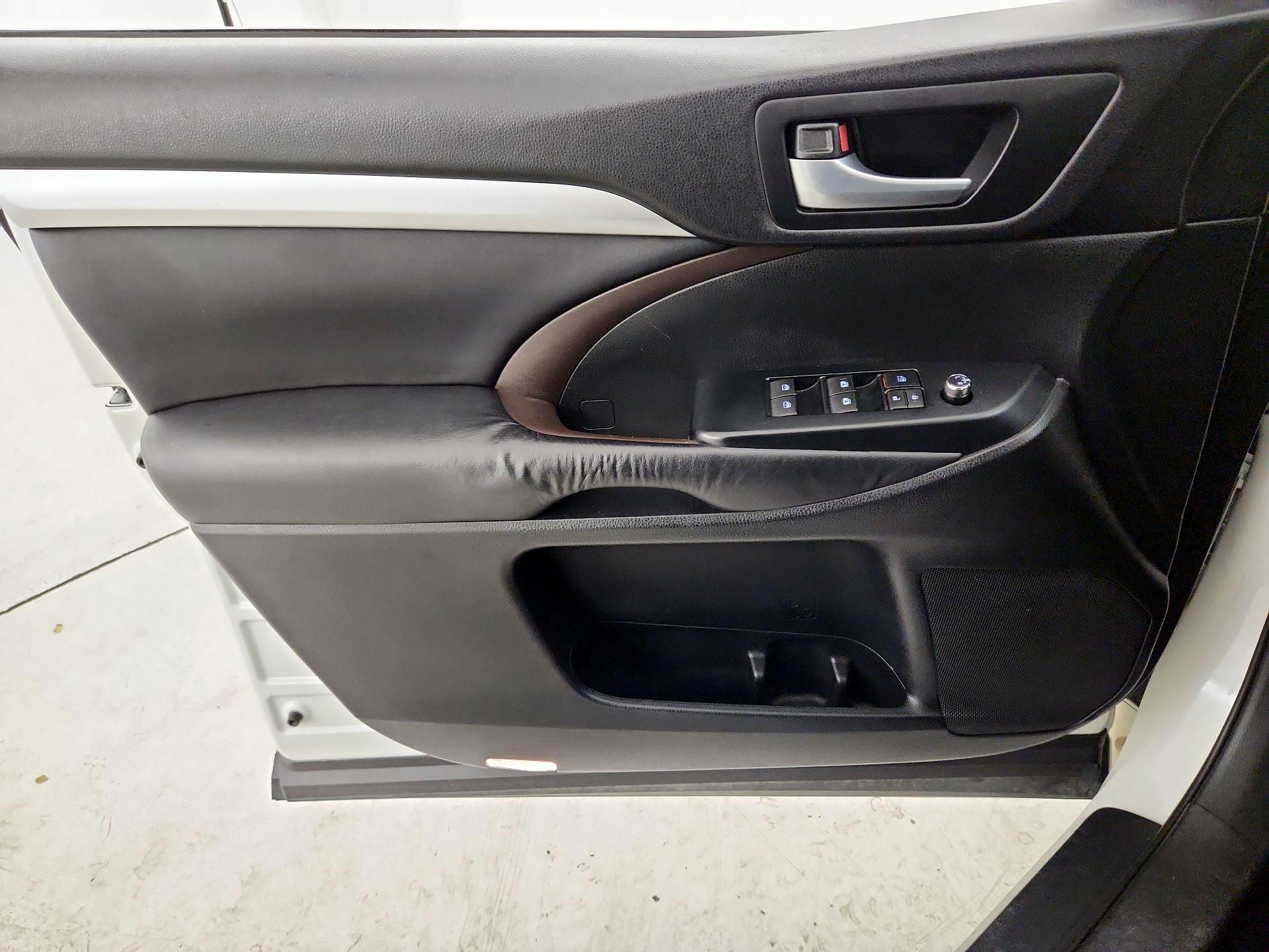 Thumbnail: 2016 Toyota Highlander - 12