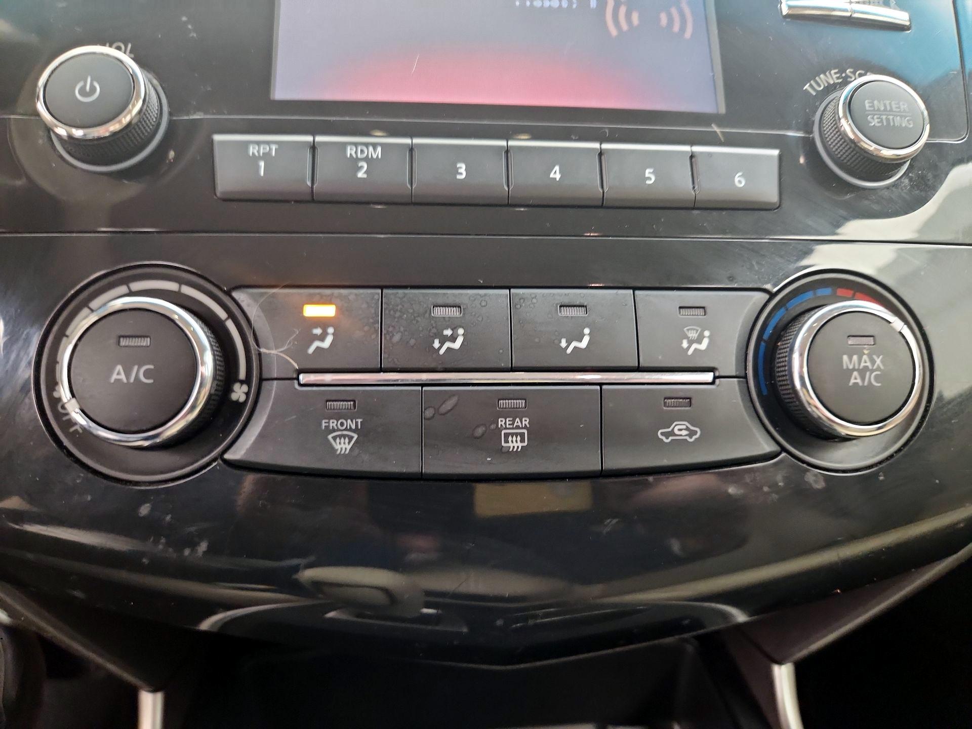 Thumbnail: 2015 Nissan Altima - 16