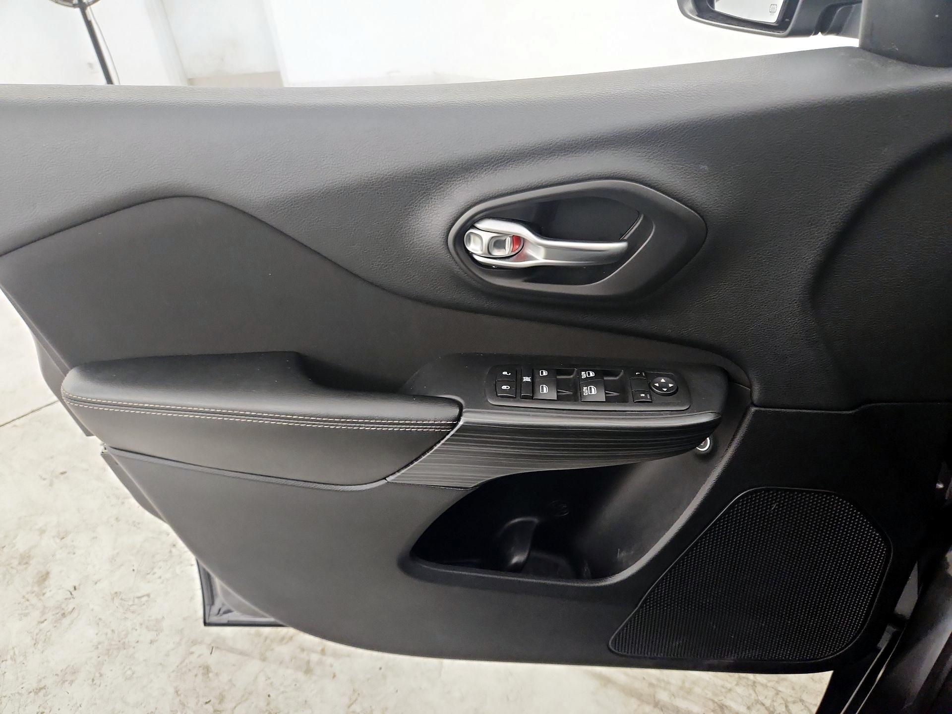 Thumbnail: 2016 Jeep Cherokee - 12