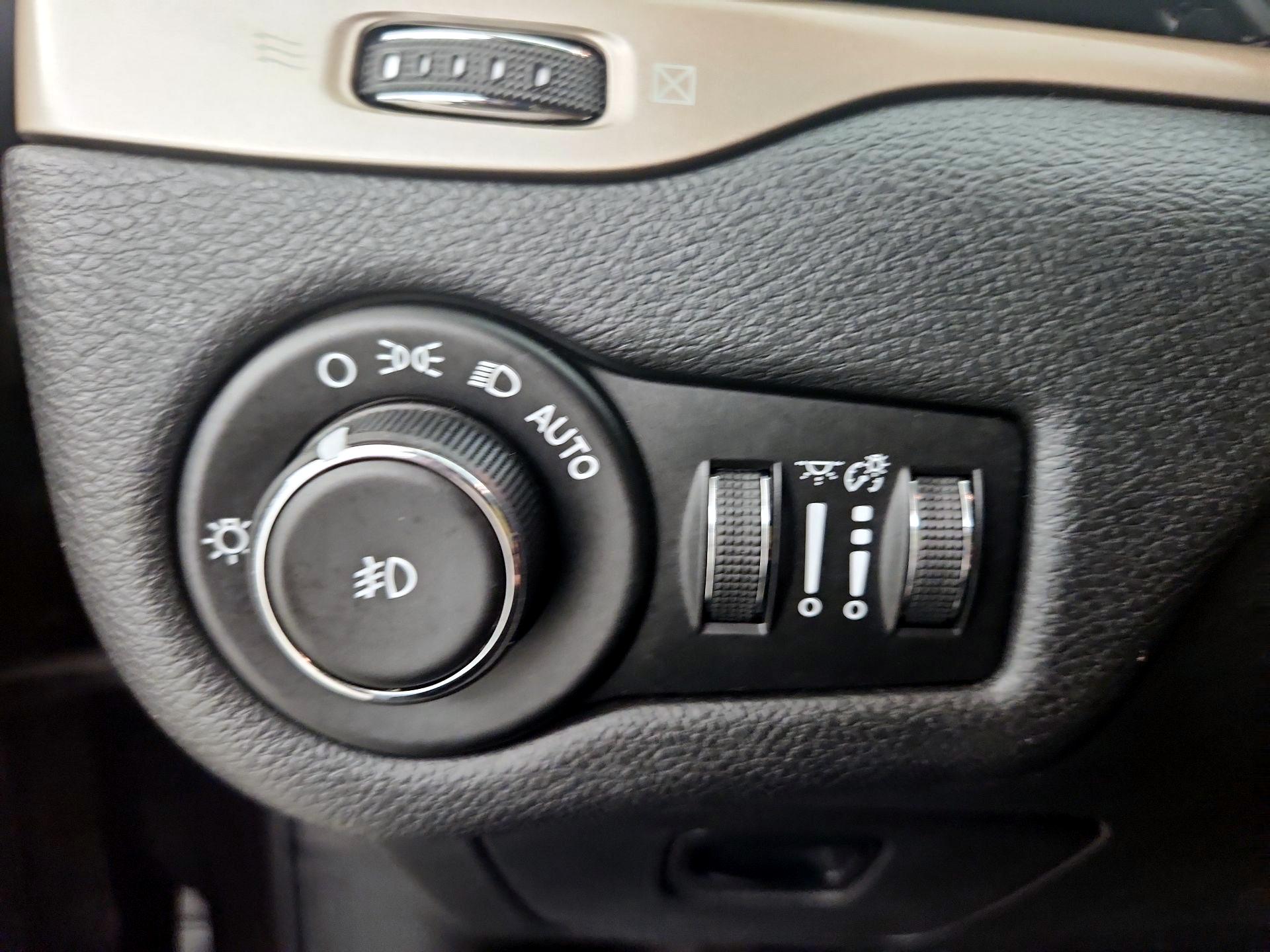 Thumbnail: 2016 Jeep Cherokee - 13