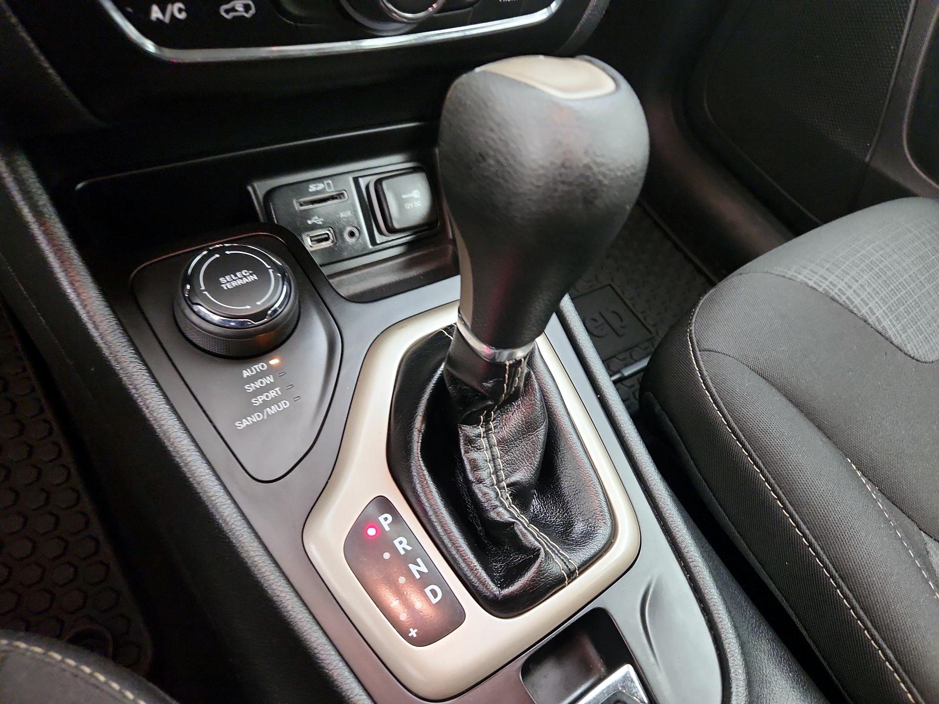 Thumbnail: 2016 Jeep Cherokee - 17