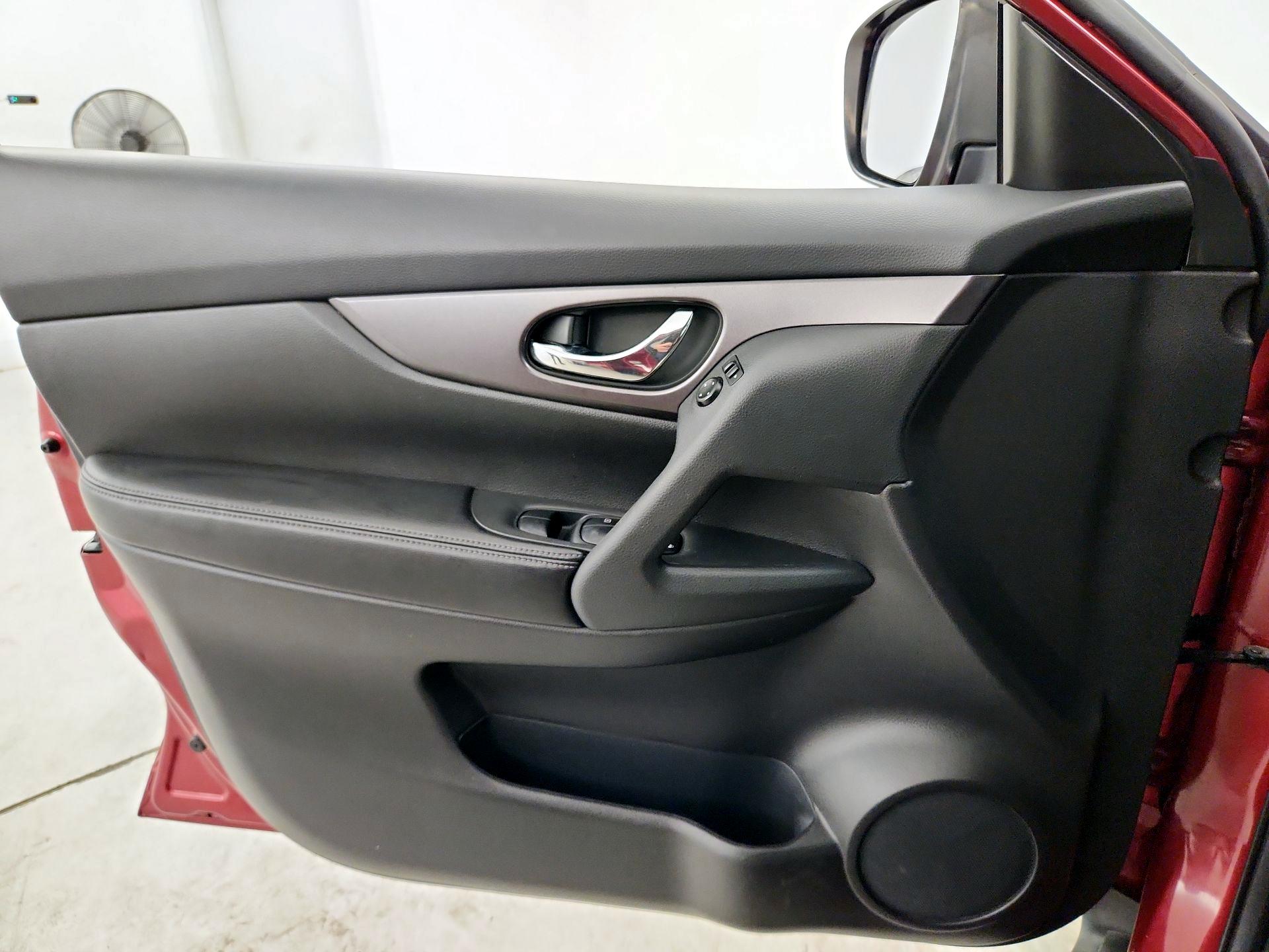 Thumbnail: 2016 Nissan Rogue - 12