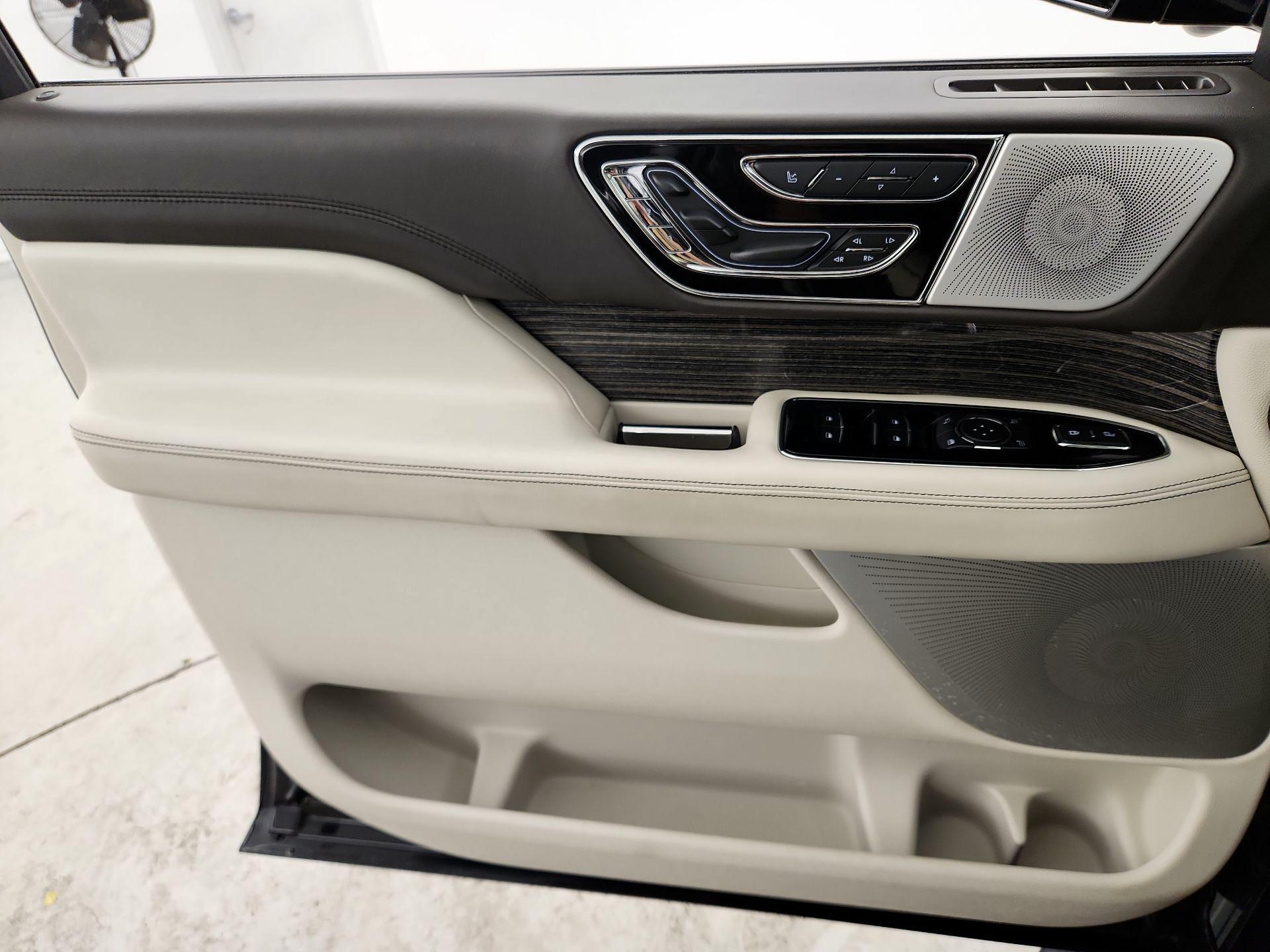 Thumbnail: 2020 Lincoln Navigator L - 12