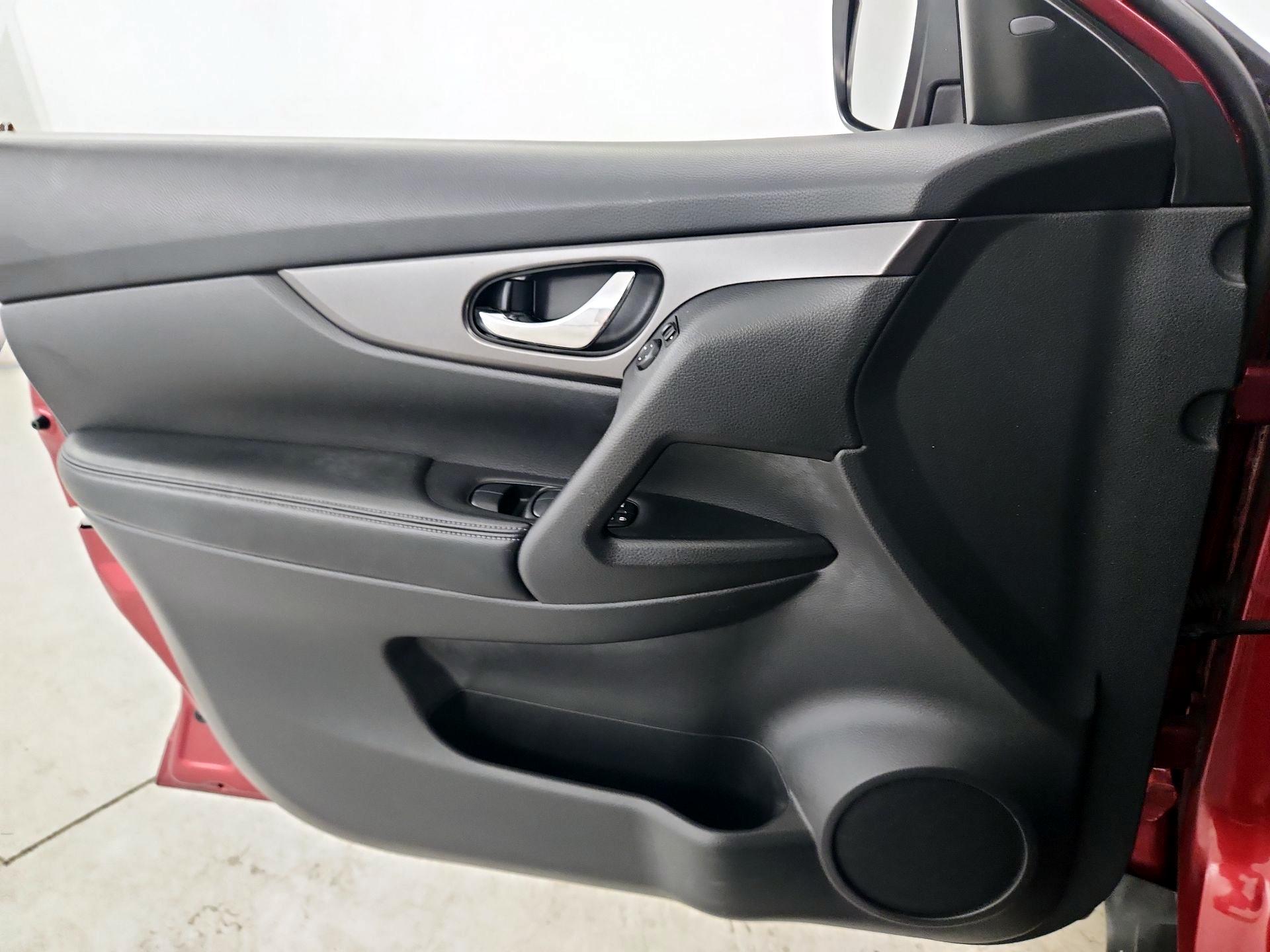 Thumbnail: 2015 Nissan Rogue - 12